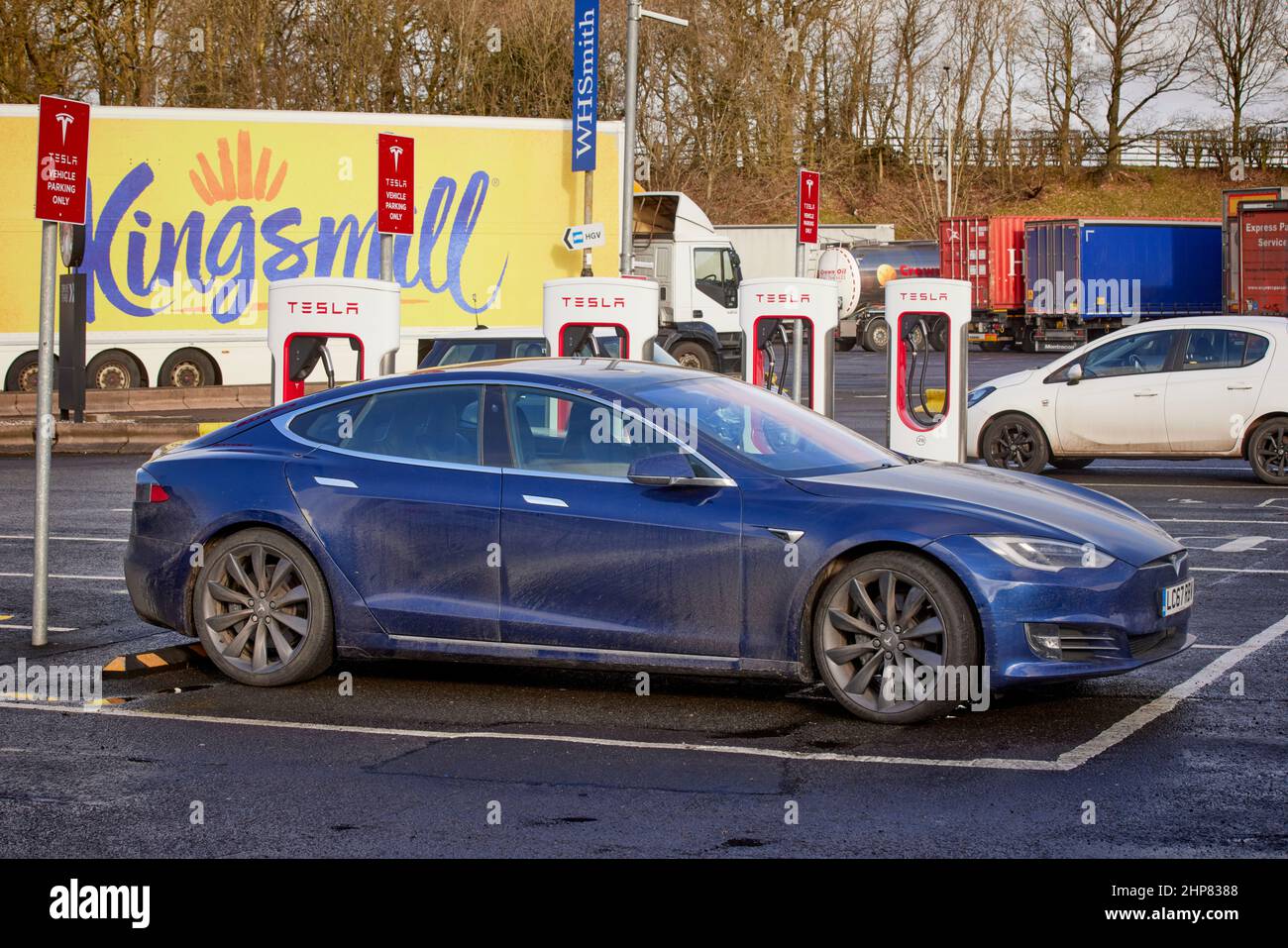 M6 autoroute Tesla Supercharger chargeurs de voitures électriques à Welcome Break Keele services Banque D'Images