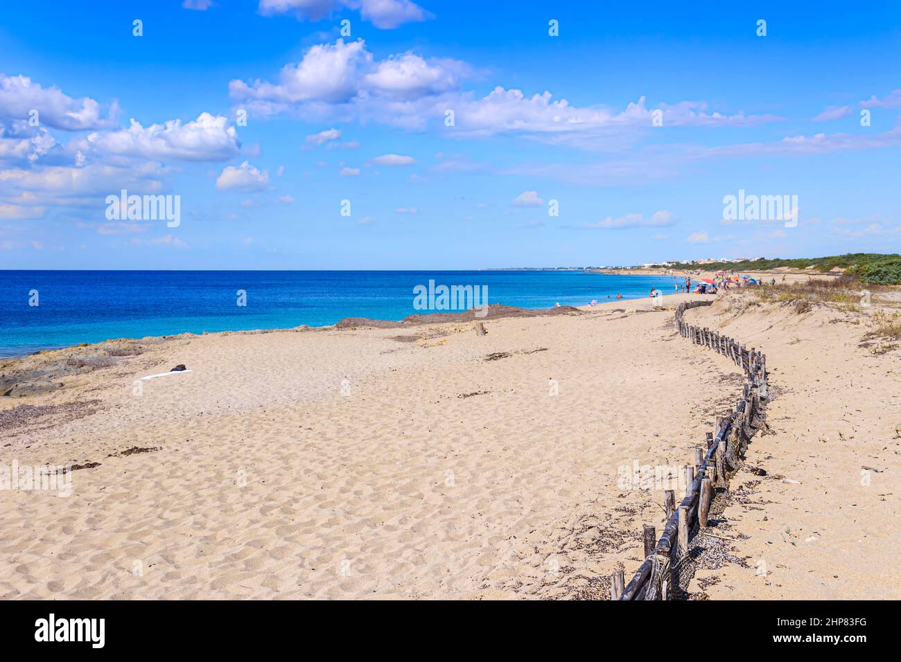 La plage de Torre Colimena à Pouilles, région du sud de l'Italie, s'étend à l'intérieur du parc naturel "Palude del Conte e Duna Costiera". Banque D'Images