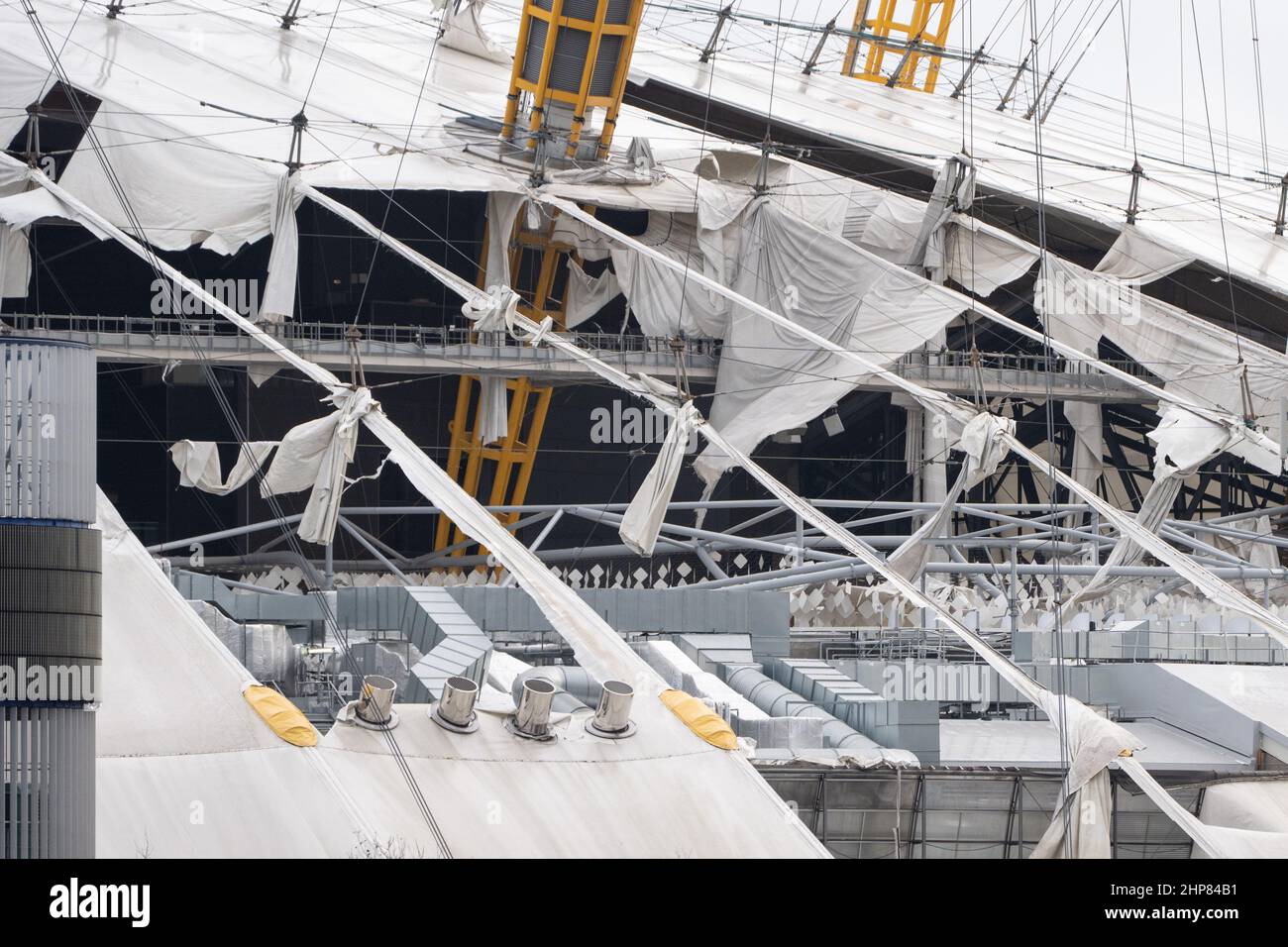 Vue générale de la O2 Arena de Londres, après que certaines parties de son toit ont été arrachée par de grands vents, lorsque Storm Eunice a frappé. Un nettoyage de grande ampleur est prévu après que Storm Eunice ait causé des dégâts, des perturbations et des rafales de vent record au Royaume-Uni et en Irlande, entraînant la mort d'au moins quatre personnes. Date de la photo: Samedi 19 février 2022. Banque D'Images