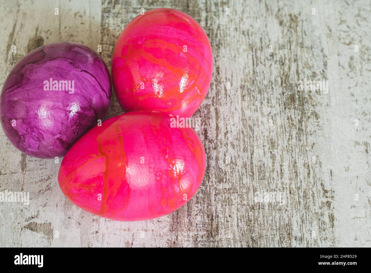 trois œufs de couleur sur un comptoir de cuisine. Les œufs précuits sont vendus non seulement à Pâques, mais tout au long de l'année. Banque D'Images