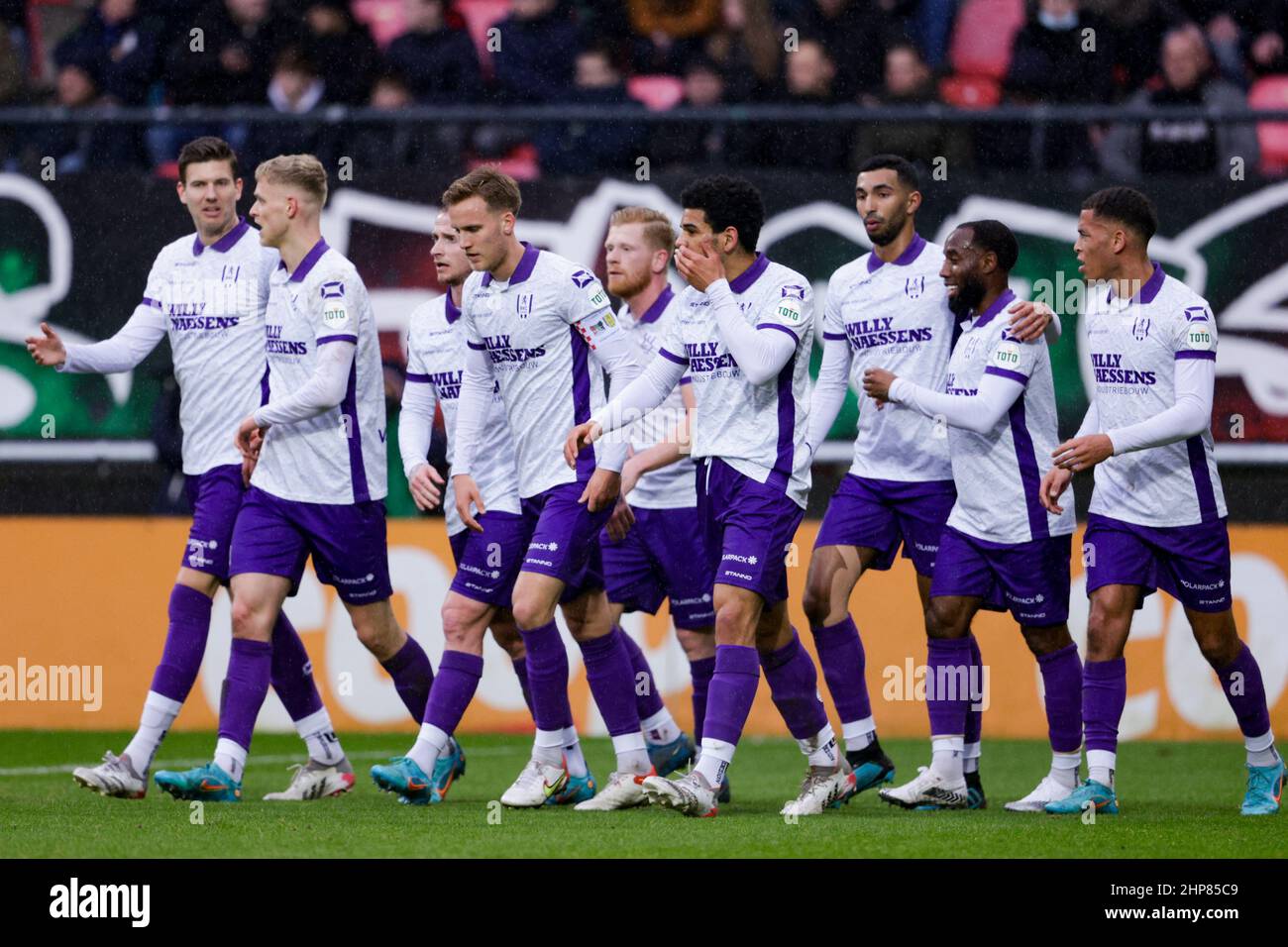 NIJMEGEN, PAYS-BAS - FÉVRIER 19: 0-1 but par Richard van der Venne de RKC Waalwijk et le célèbre avec ses coéquipiers lors du match hollandais entre NEC et RKC Waalwijk à Goffertstadion le 19 février 2022 à Nimègue, pays-Bas (photo de Broer van den Boom/Orange Pictures) Banque D'Images