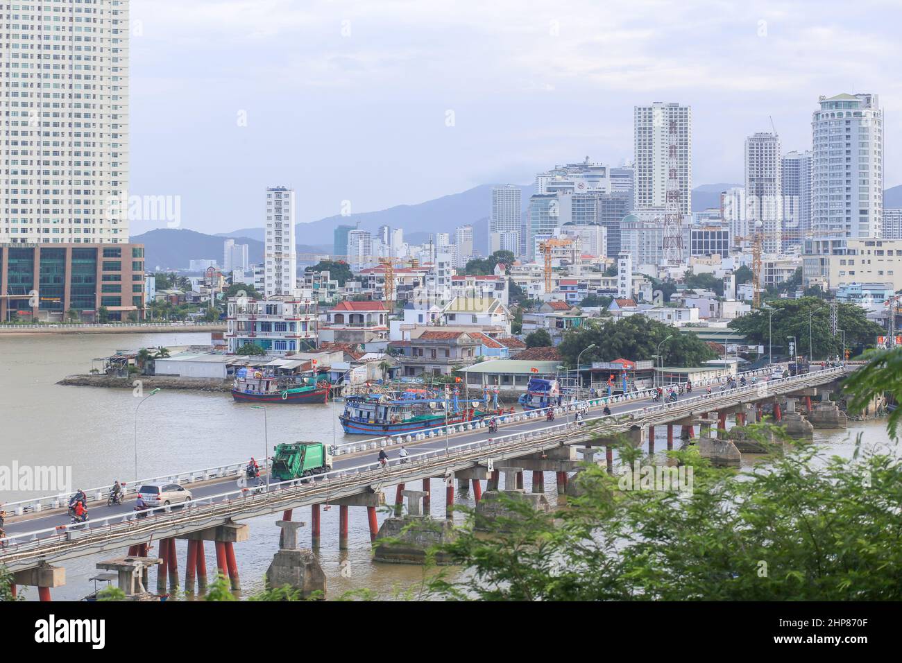 Vue aérienne du pont de Bong dans la baie de Nha Trang, province de Khanh Hoa Banque D'Images