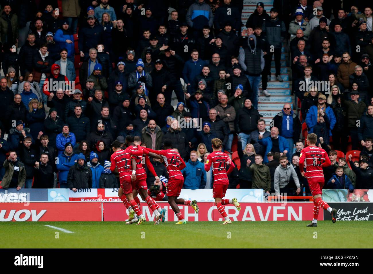 DaN Gardner #23 de Doncaster Rovers célèbre son but du faire 1-0 à Doncaster, Royaume-Uni, le 2/19/2022. (Photo par Ben Early/News Images/Sipa USA) Banque D'Images