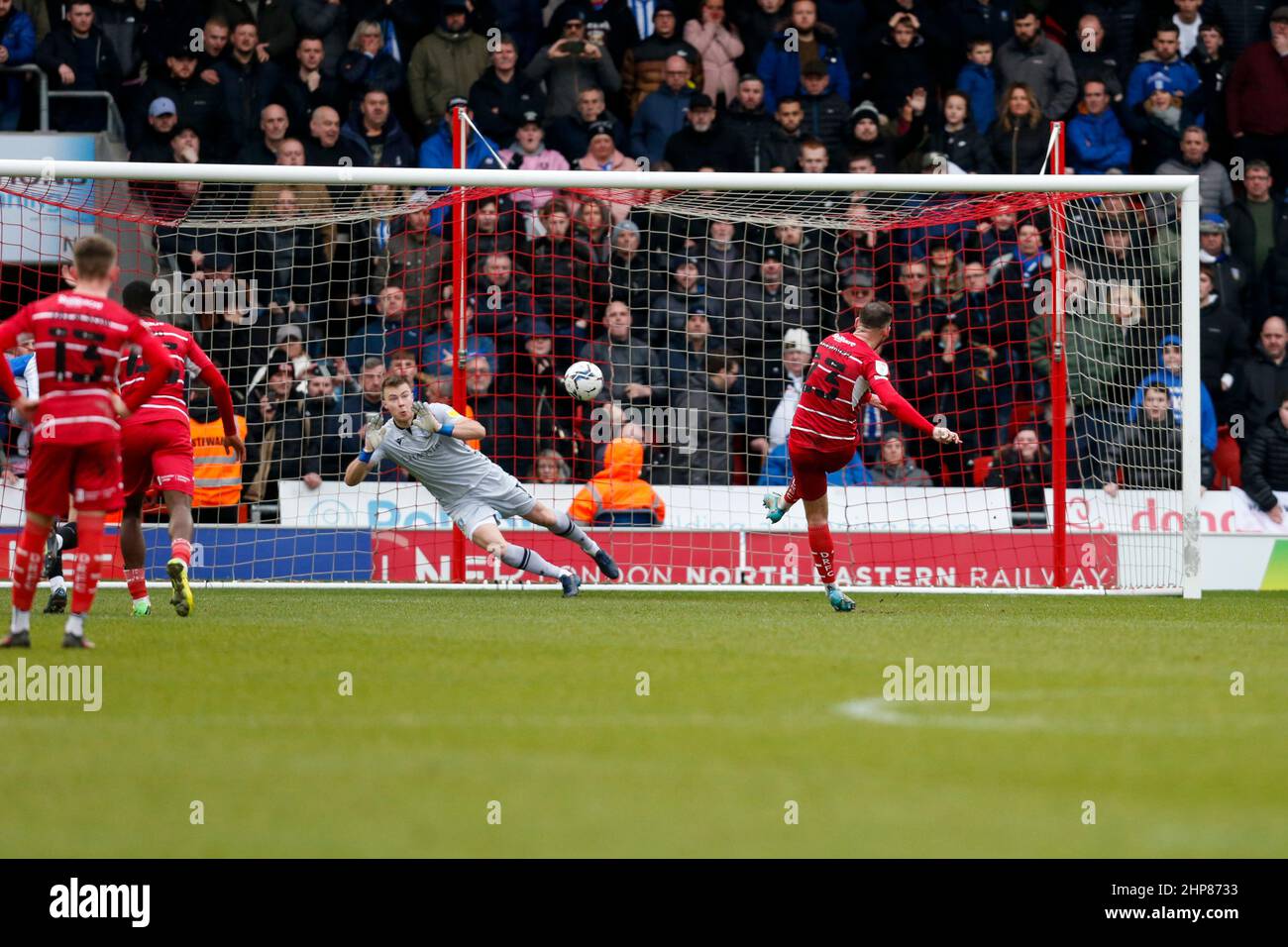 DaN Gardner #23 de Doncaster Rovers a une pénalité pour le faire 1-0 à Doncaster, Royaume-Uni le 2/19/2022. (Photo par Ben Early/News Images/Sipa USA) Banque D'Images