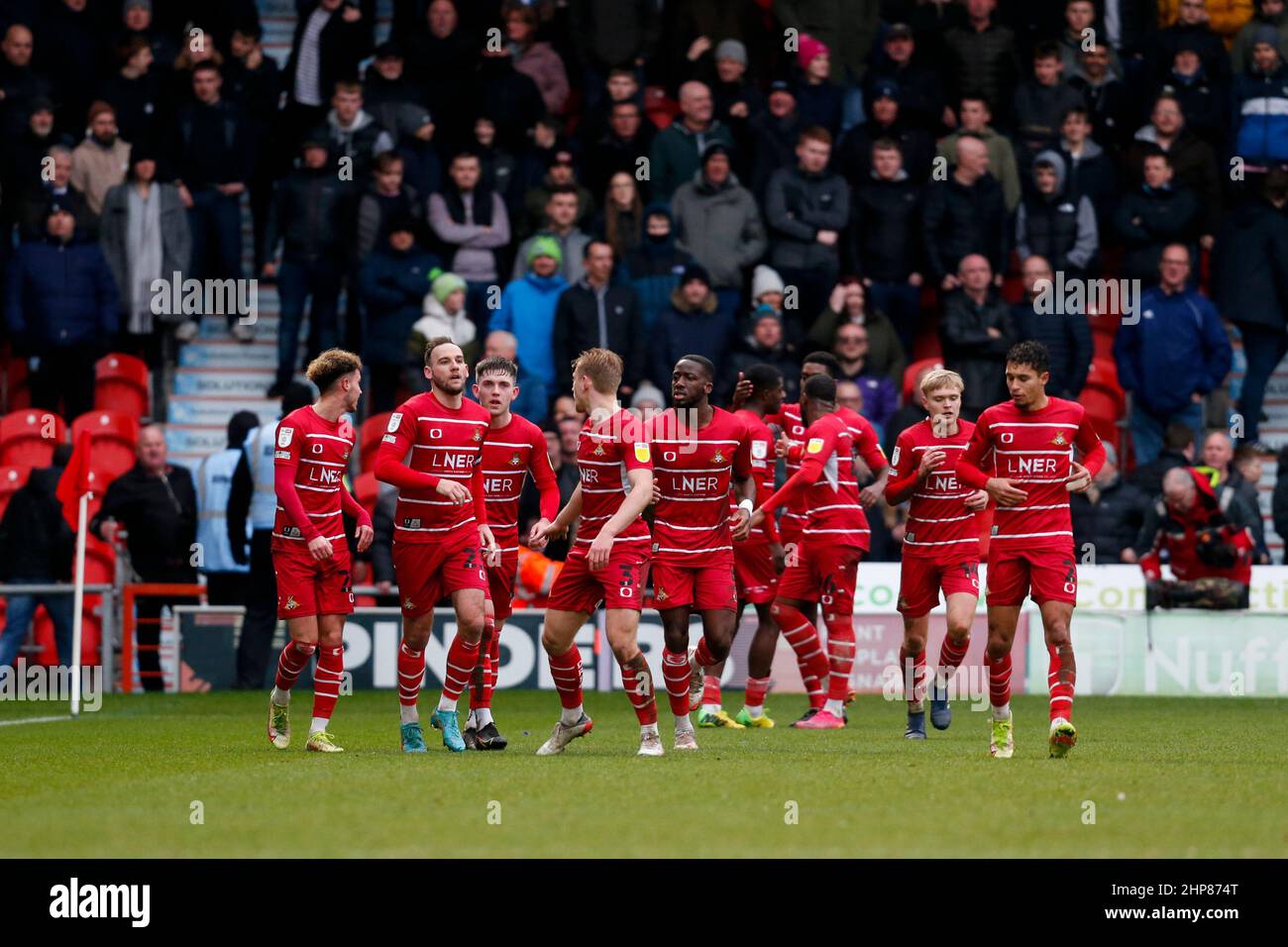 Doncaster, Royaume-Uni. 19th févr. 2022. DaN Gardner #23 de Doncaster Rovers célèbre son but du faire 1-0 à Doncaster, Royaume-Uni, le 2/19/2022. (Photo par Ben Early/News Images/Sipa USA) crédit: SIPA USA/Alay Live News Banque D'Images