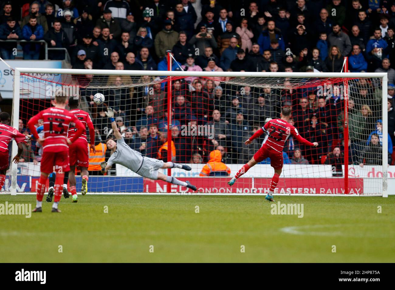 Doncaster, Royaume-Uni. 19th févr. 2022. DaN Gardner #23 de Doncaster Rovers a une pénalité pour le faire 1-0 à Doncaster, Royaume-Uni le 2/19/2022. (Photo par Ben Early/News Images/Sipa USA) crédit: SIPA USA/Alay Live News Banque D'Images