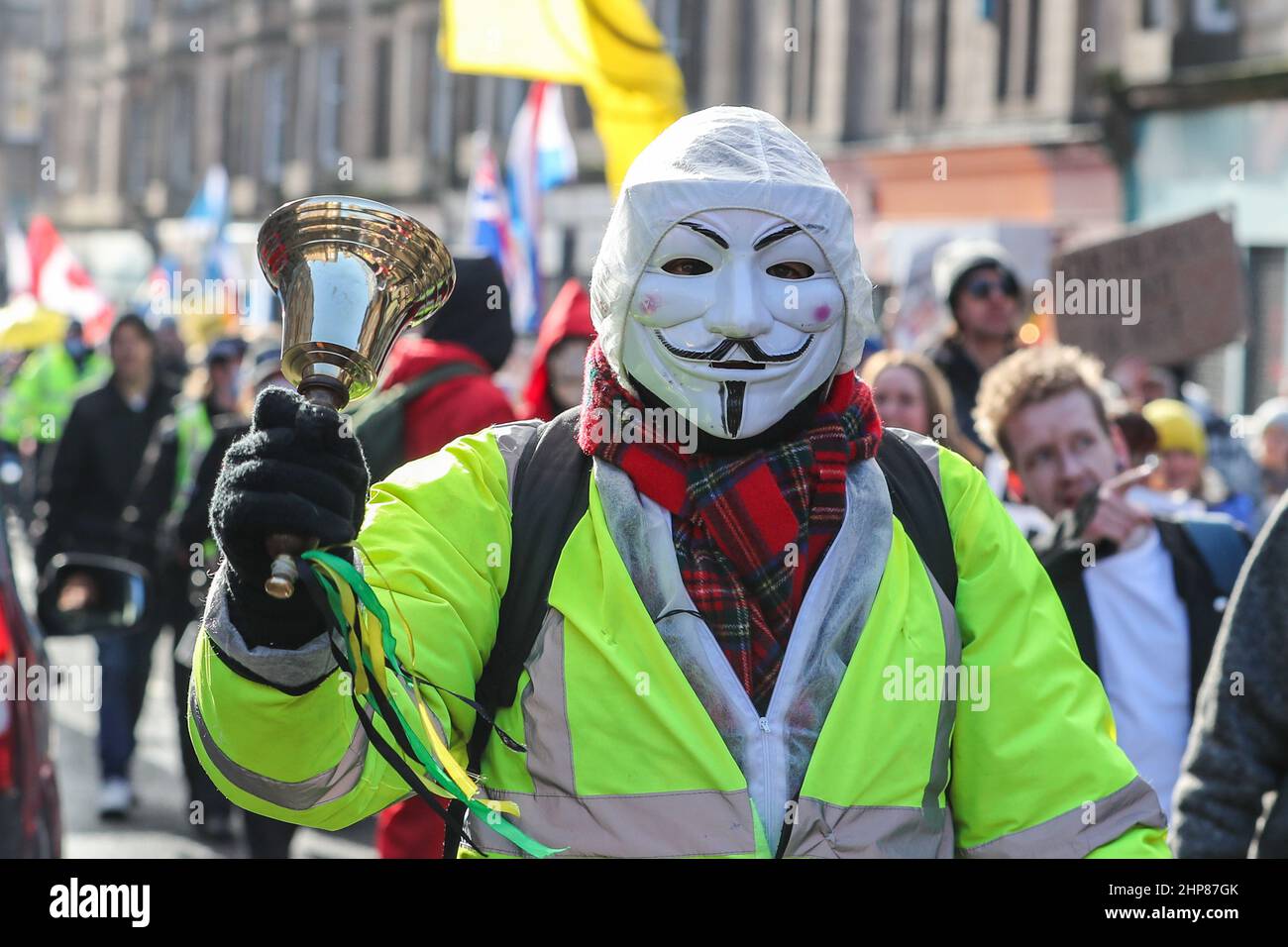 19 février 22, Glasgow, Royaume-Uni. Des centaines de manifestants ont défilé dans le centre-ville de Glasgow, malgré une forte présence policière et plusieurs avertissements de leur part sur la marche illégale, pour protester contre les lois actuelles de vaccination de Covid et en particulier contre l'inoculation d'enfants. Bon nombre des manifestants ont porté des drapeaux canadiens à l'appui des manifestations en cours des camionneurs canadiens. Crédit : Findlay/Alay Live News Banque D'Images