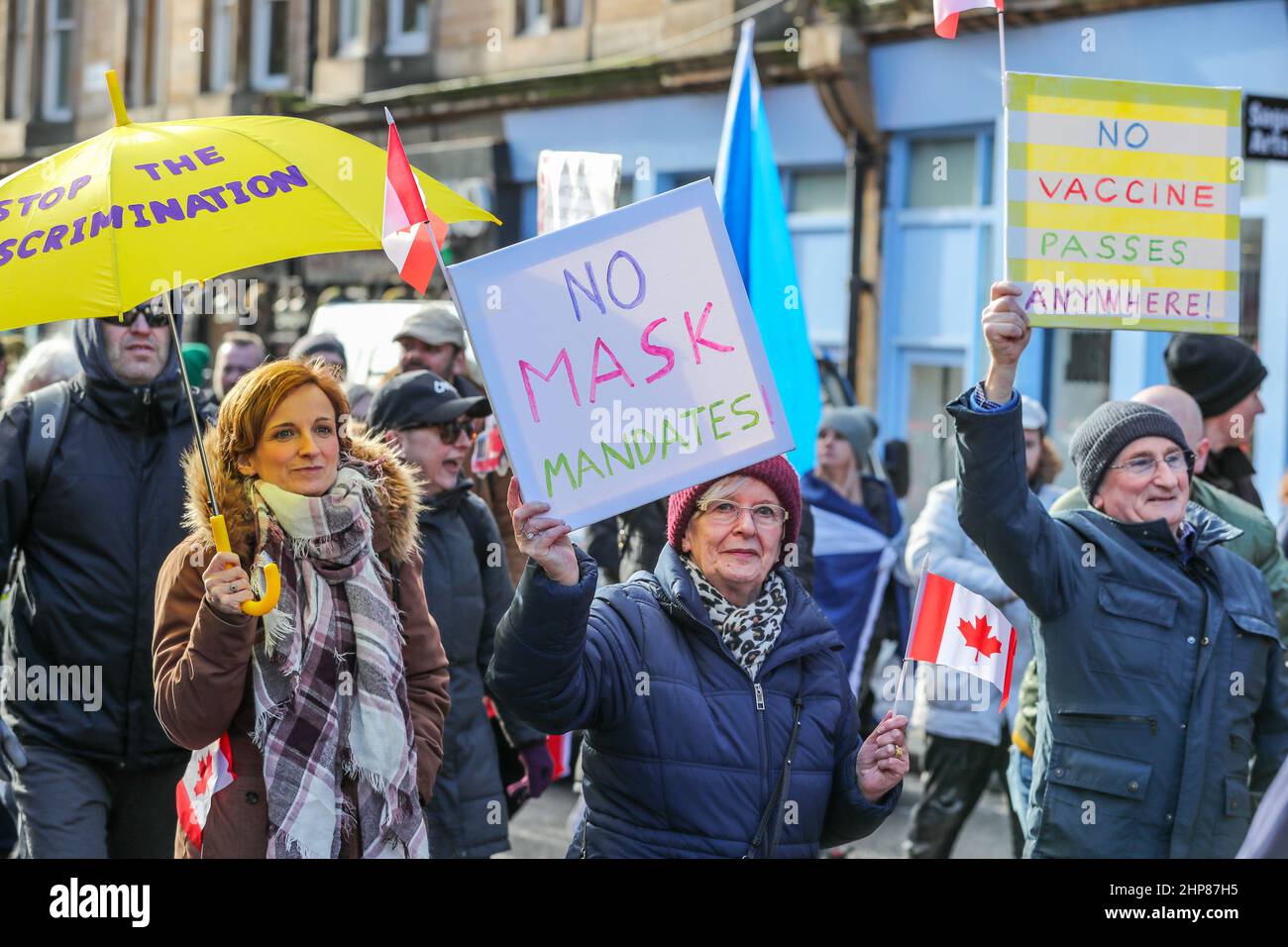 19 février 22, Glasgow, Royaume-Uni. Des centaines de manifestants ont défilé dans le centre-ville de Glasgow, malgré une forte présence policière et plusieurs avertissements de leur part sur la marche illégale, pour protester contre les lois actuelles de vaccination de Covid et en particulier contre l'inoculation d'enfants. Bon nombre des manifestants ont porté des drapeaux canadiens à l'appui des manifestations en cours des camionneurs canadiens. Crédit : Findlay/Alay Live News Banque D'Images