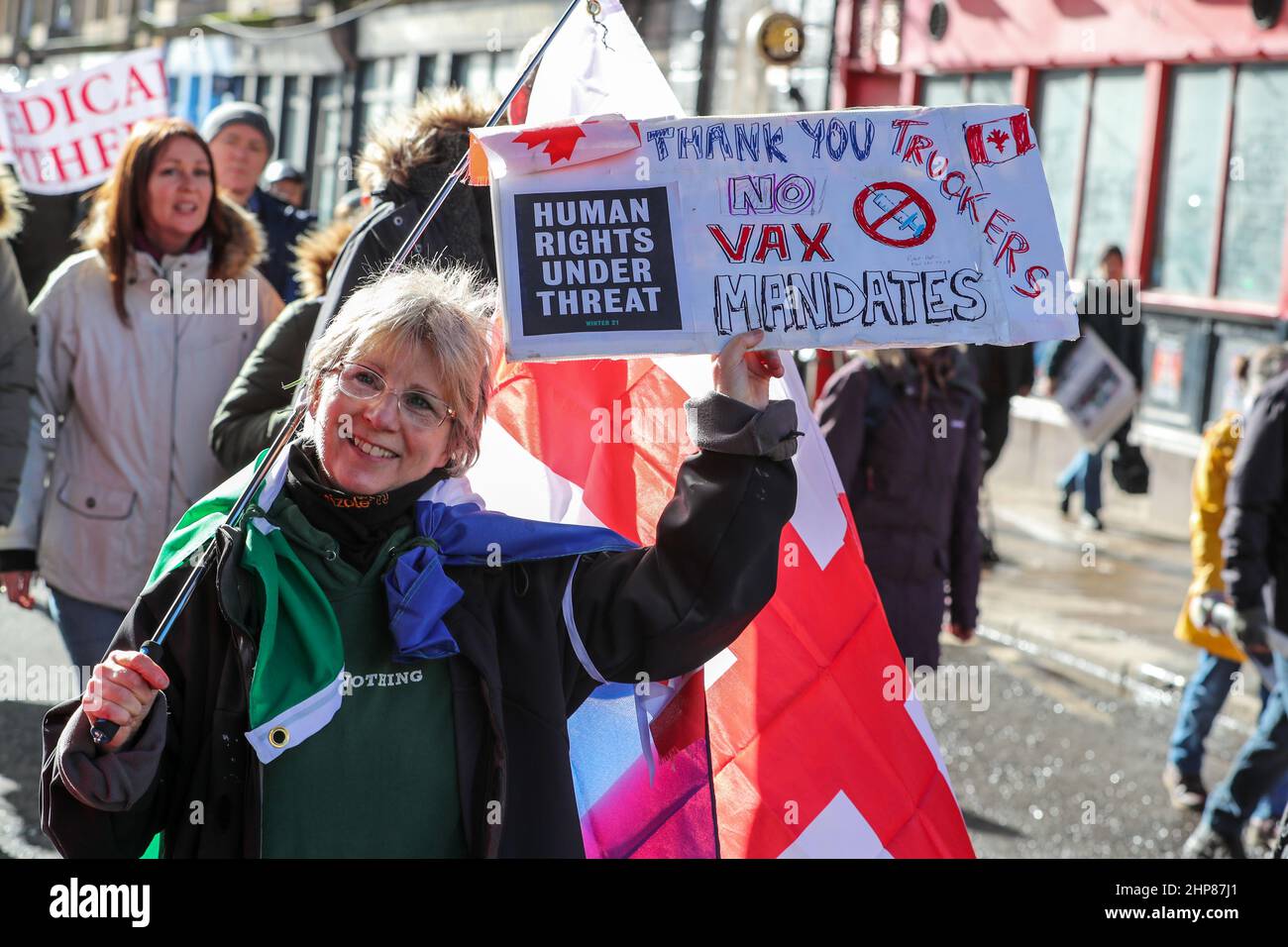 19 février 22, Glasgow, Royaume-Uni. Des centaines de manifestants ont défilé dans le centre-ville de Glasgow, malgré une forte présence policière et plusieurs avertissements de leur part sur la marche illégale, pour protester contre les lois actuelles de vaccination de Covid et en particulier contre l'inoculation d'enfants. Bon nombre des manifestants ont porté des drapeaux canadiens à l'appui des manifestations en cours des camionneurs canadiens. Crédit : Findlay/Alay Live News Banque D'Images