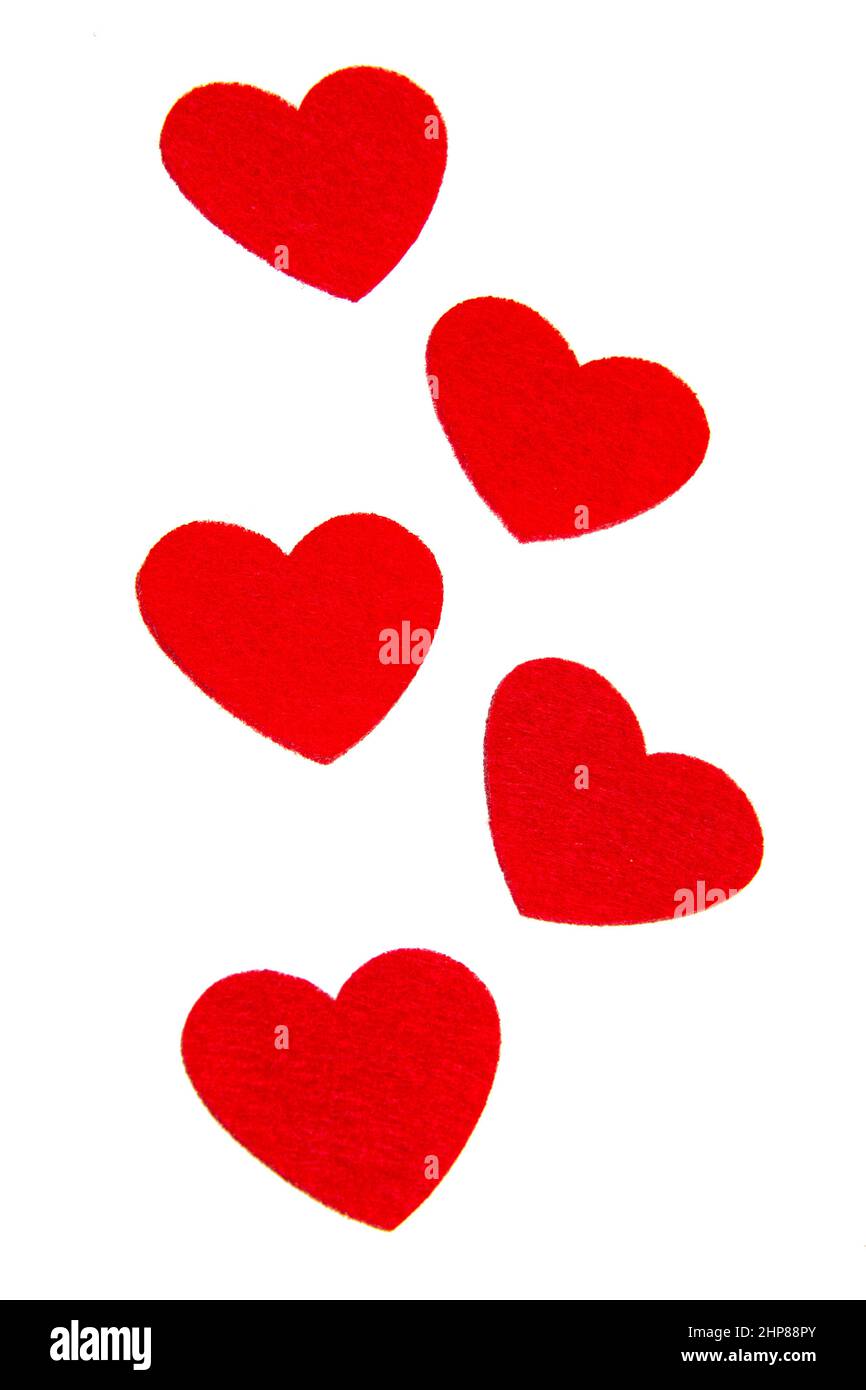 Rouge feutre coeurs amour décor isolé sur le fond blanc Banque D'Images