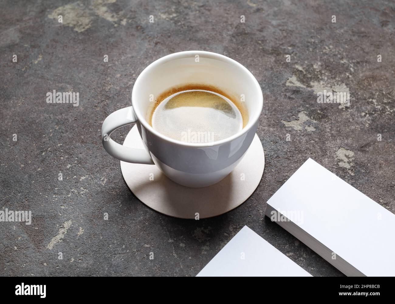 Tasse à café chaude sur fond de table en béton. Banque D'Images