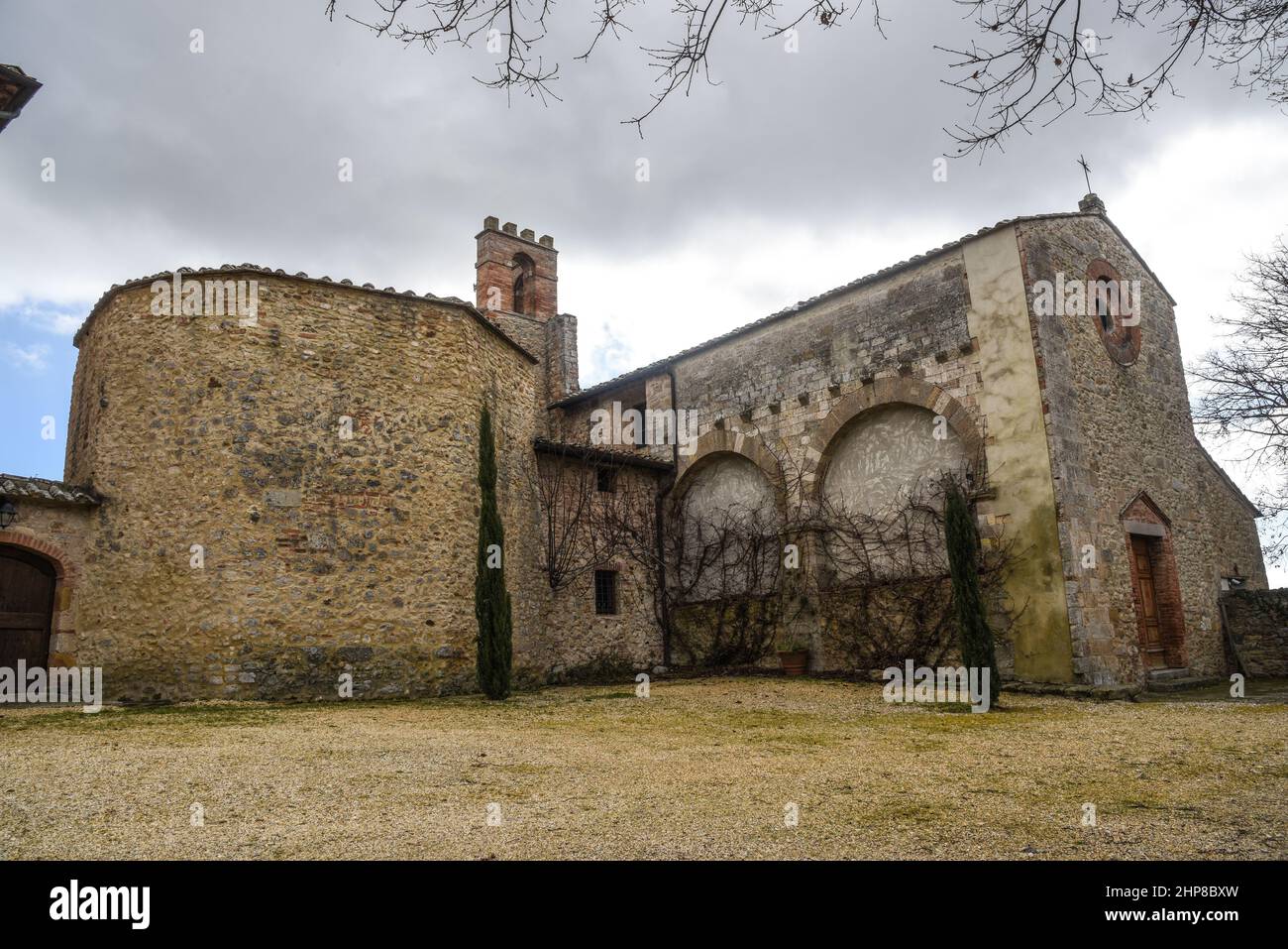 Vista totale della Pieve di Santa Maria a Castello col Battistero di San Giovanni Banque D'Images