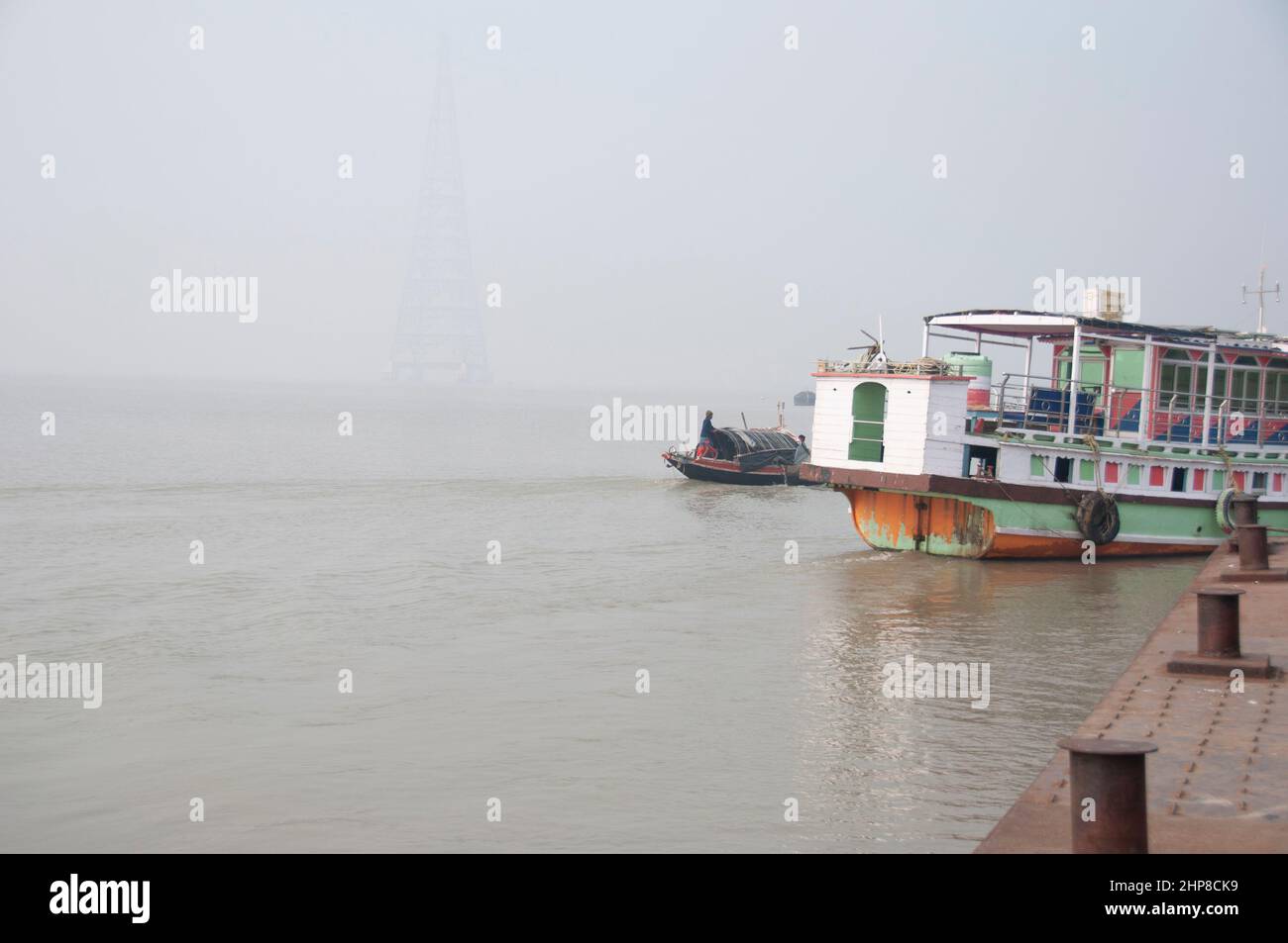 Un bateau ou un bateau, utilisé pour pêcher dans un lac, une mer ou une rivière, est appelé bateau de pêche Banque D'Images