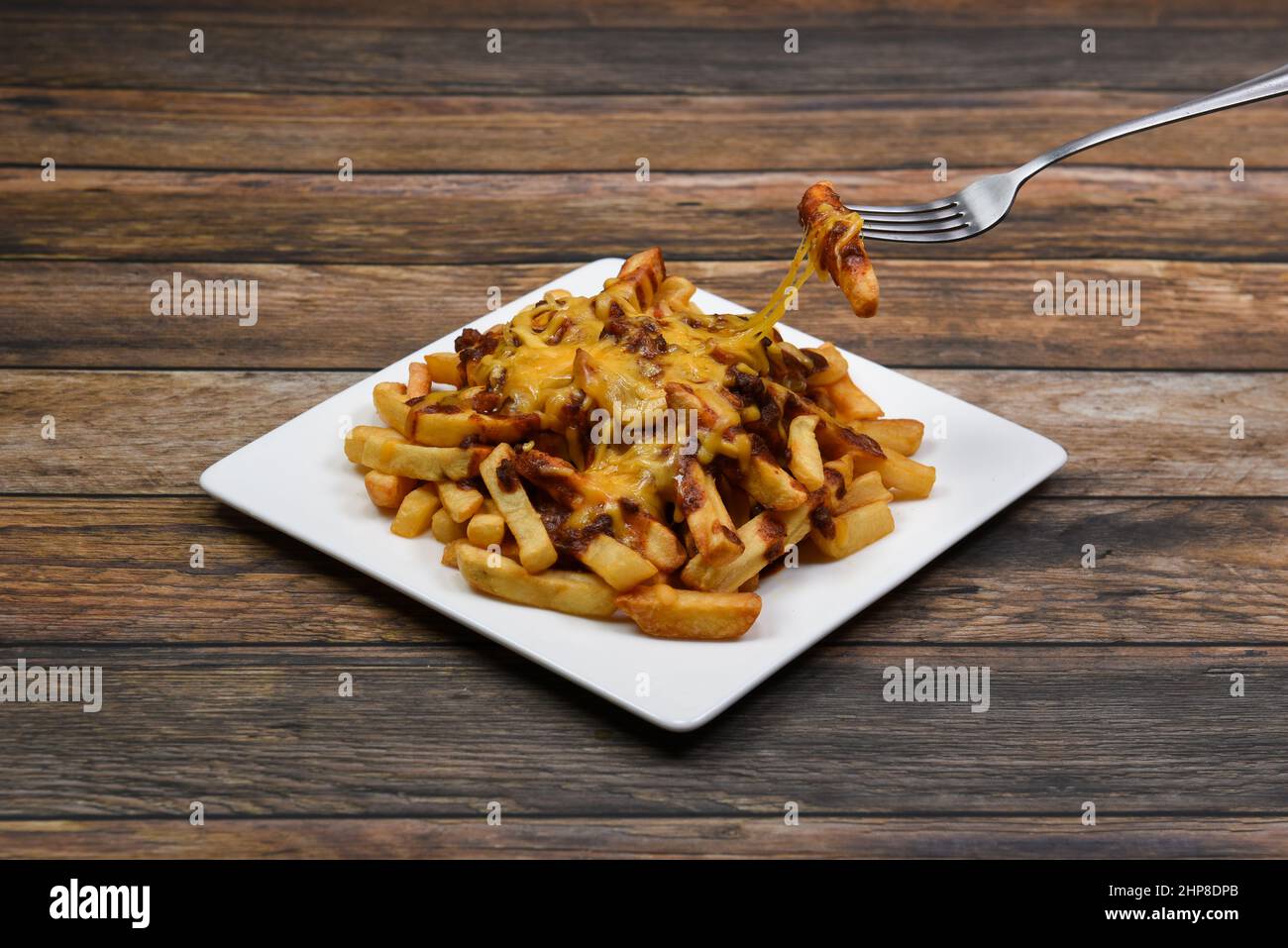 Une assiette de délicieuses frites au piment. Banque D'Images