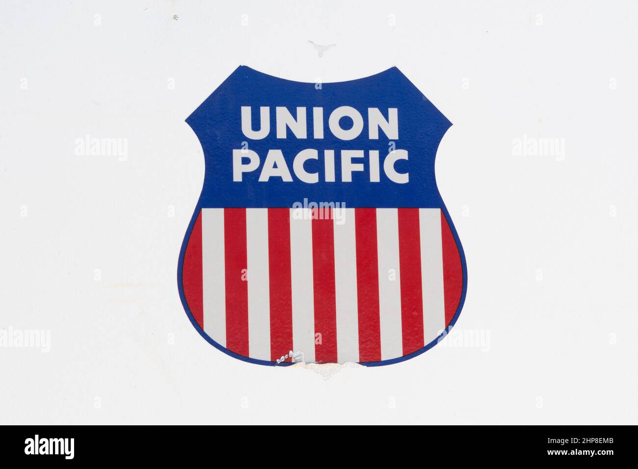 Signe du logo Union Pacific Railroad sur le petit immeuble de bureaux de chemin de fer Banque D'Images