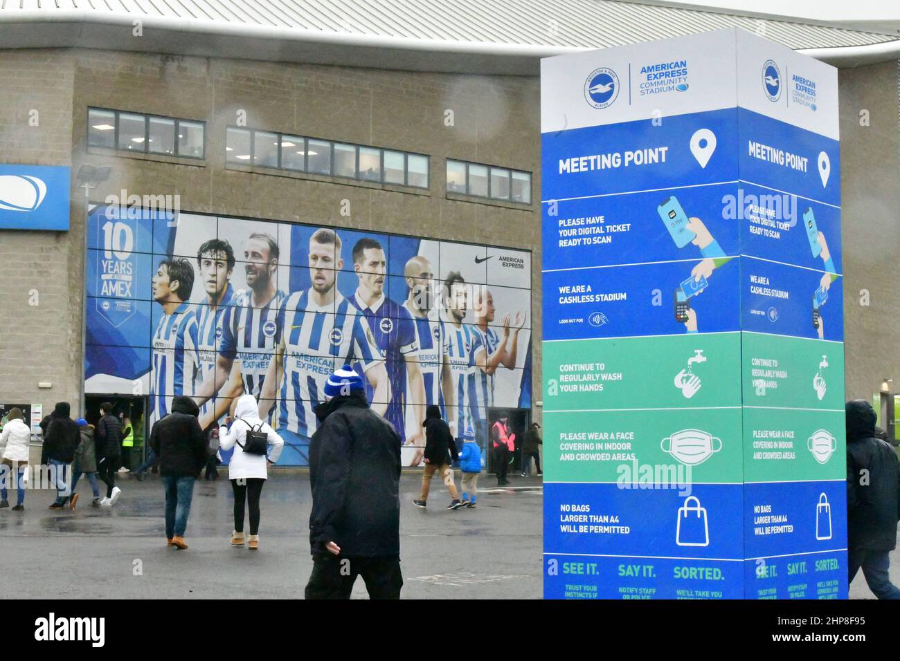 Brighton, Royaume-Uni. 19th févr. 2022. Les fans commencent à arriver au sol avant le match de la Premier League entre Brighton et Hove Albion et Burnley à l'Amex le 19th 2022 février à Brighton, en Angleterre. (Photo de Jeff Mood/phcimages.com) Credit: PHC Images/Alamy Live News Banque D'Images
