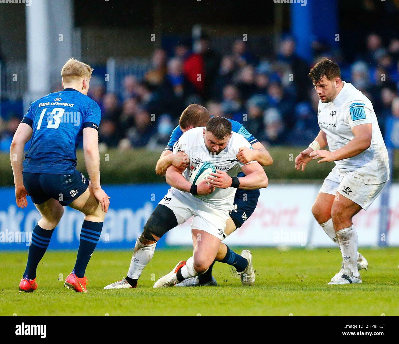 19th février 2022 ; Stade RDS, Leinster, Irlande: United Rugby Championships, Leinster versus Ospreys: Sam Parry of Ospreys est attaqué par Ross Molony de Leinster Banque D'Images