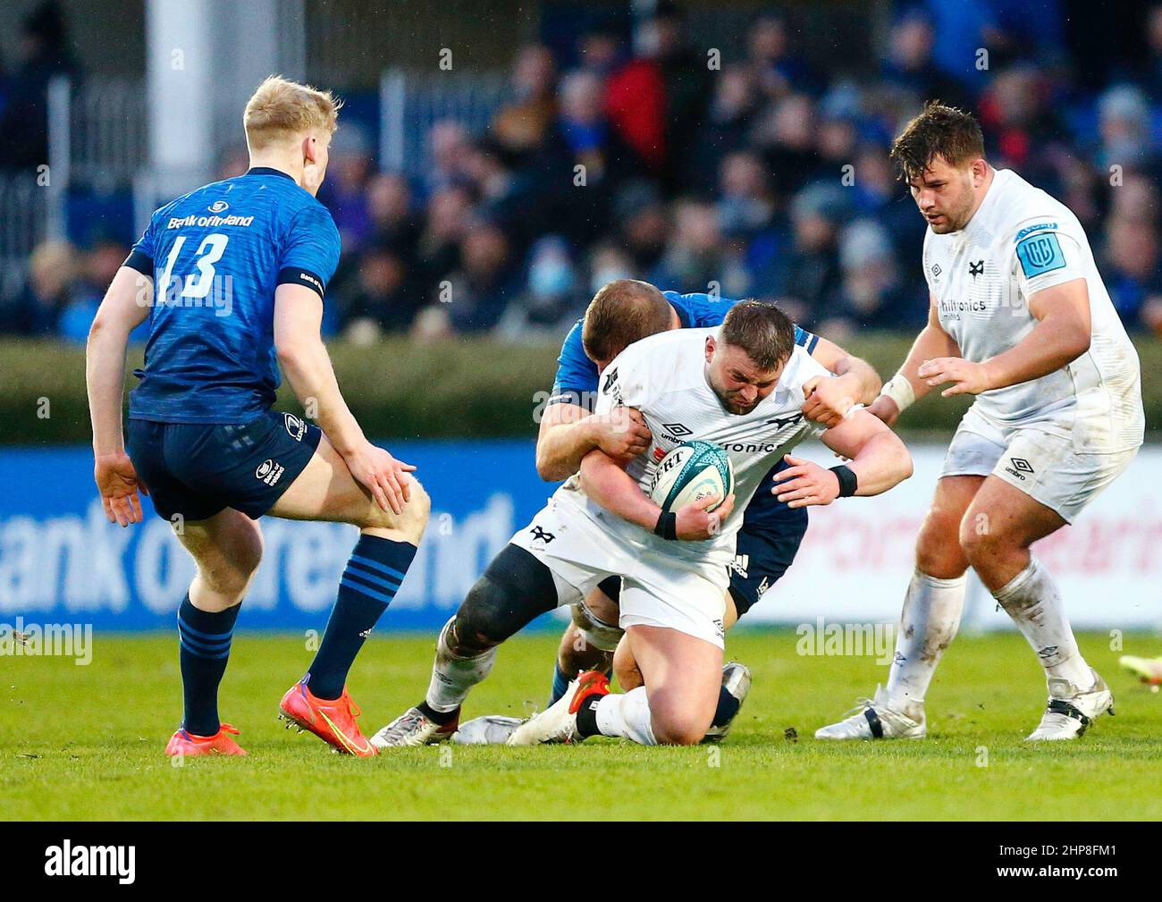19th février 2022 ; Stade RDS, Leinster, Irlande: United Rugby Championships, Leinster versus Ospreys: Sam Parry of Ospreys est attaqué par Ross Molony de Leinster Banque D'Images
