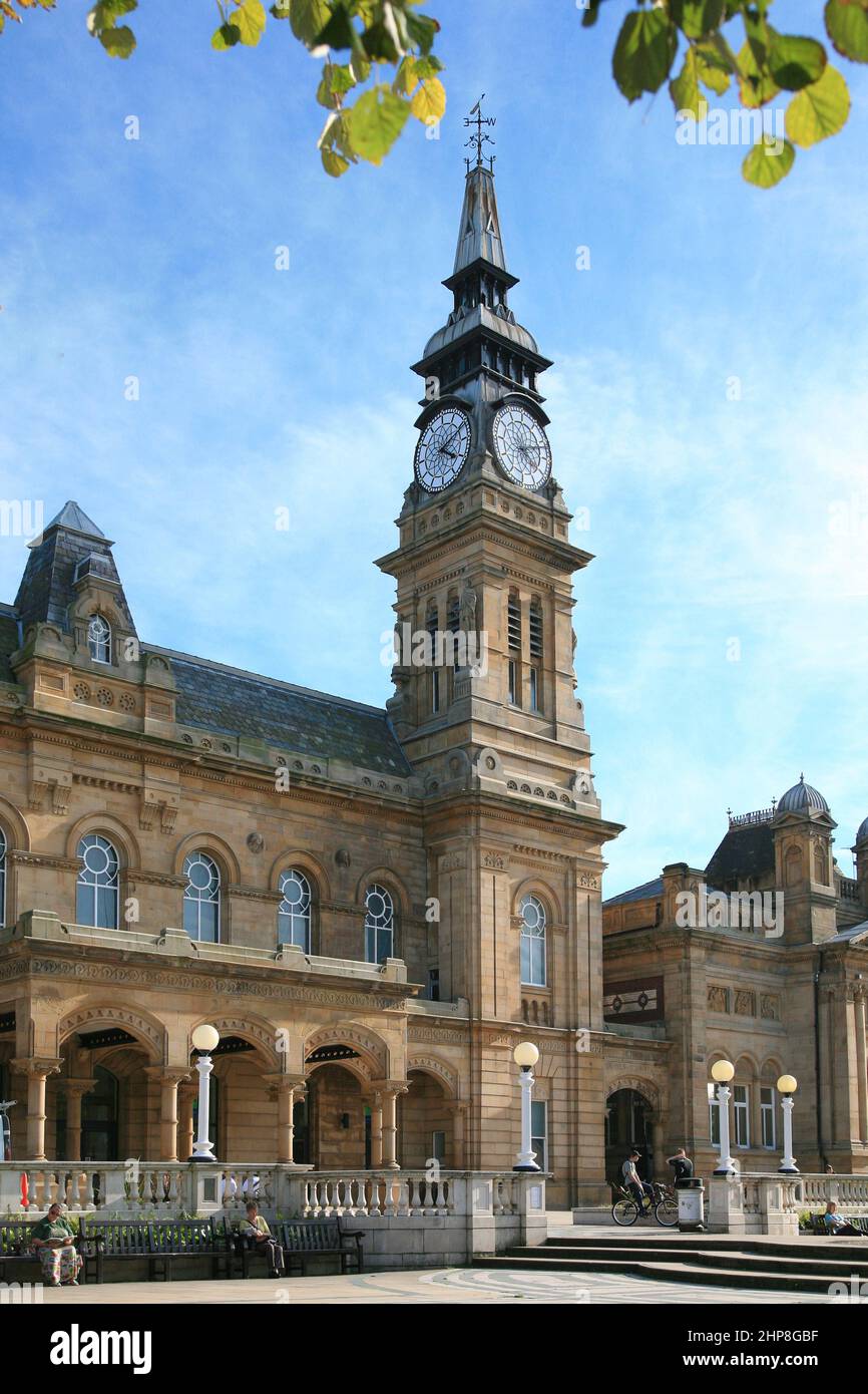 Tour de l'horloge de la bibliothèque et du centre des arts de Southport Banque D'Images