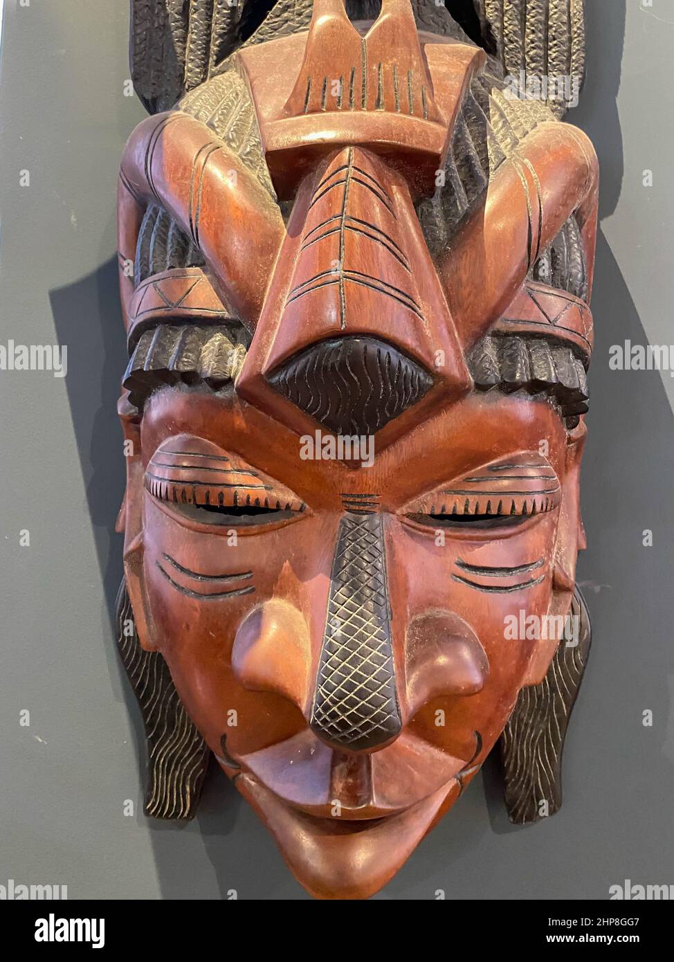 '1.30.2022 Dubai, eau - Liberia Tribal Mask réplique artistique des 16 tribus ethniques dans cette nation africaine. Banque D'Images