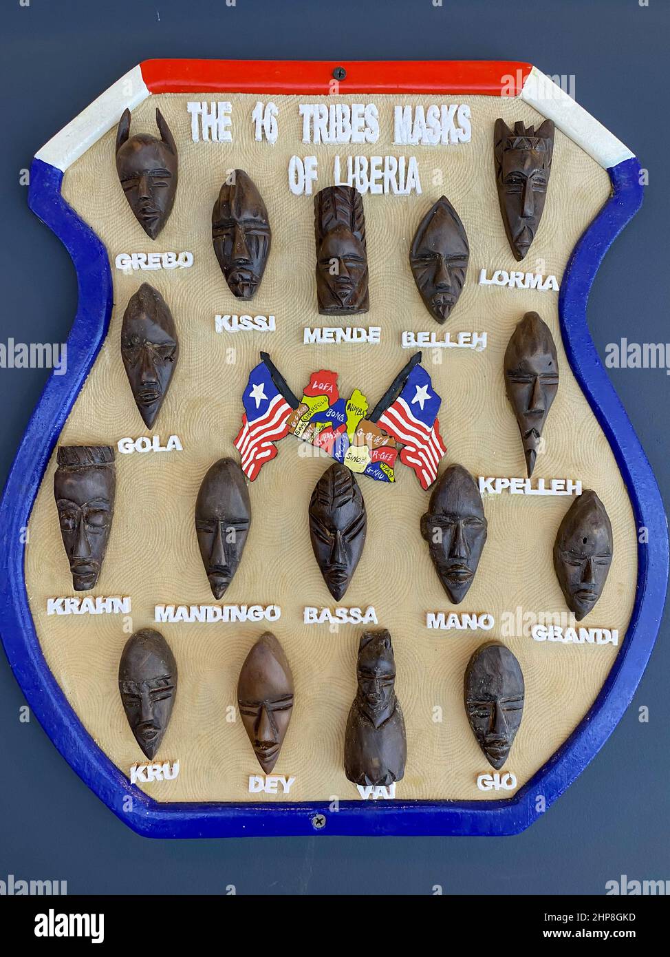'1.30.2022 Dubai, Émirats Arabes Unis - 16 masques ethniques tribaux du Libéria réplique artistique des 16 tribus ethniques de cette nation africaine. Banque D'Images