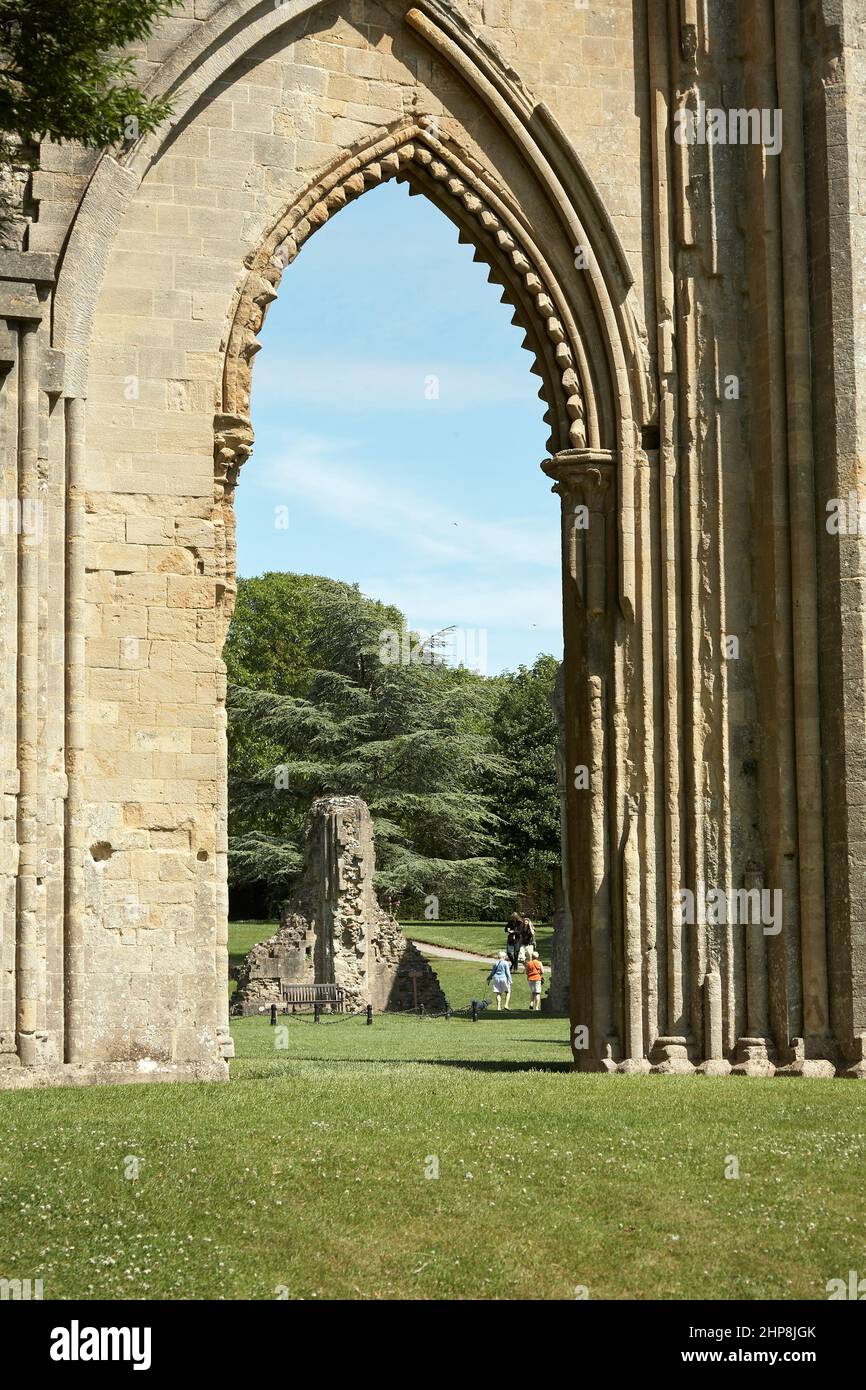 Ruines de l'abbaye de Glastonbury en plein soleil Banque D'Images