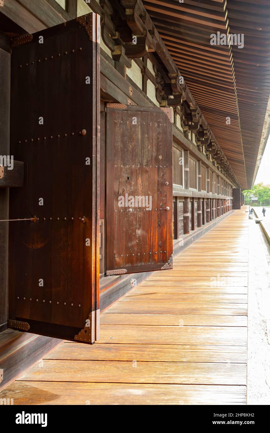 Vue extérieure ensoleillée du célèbre temple Sanjusangen-do de Kyoto, Japon Banque D'Images
