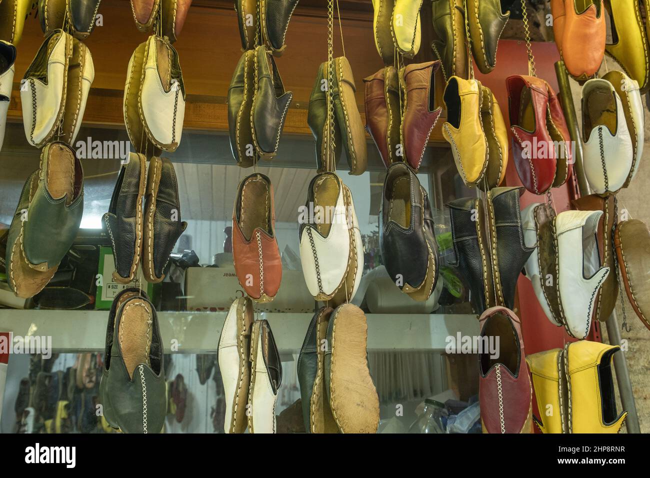 Chaussures traditionnelles colorées et faites à la main à Gaziantep, Turquie. Traditionnel, fait main cuir chaussures nom local est 'Yemeni' à Gaziantep, Turquie. Banque D'Images