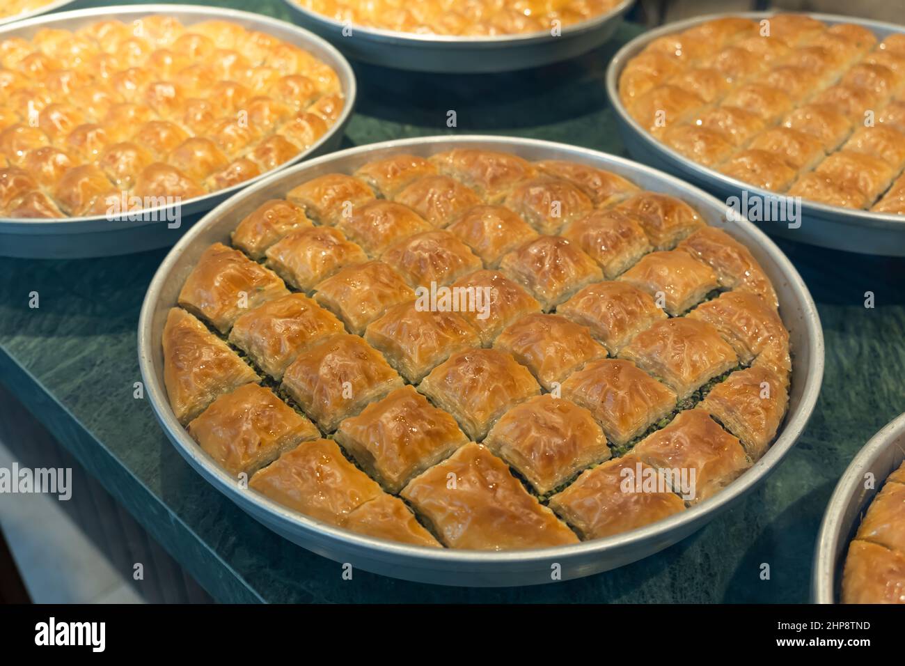 Baklava aux pistaches sur le plateau. Baklava est l'un des desserts turcs les plus populaires et traditionnels. Banque D'Images