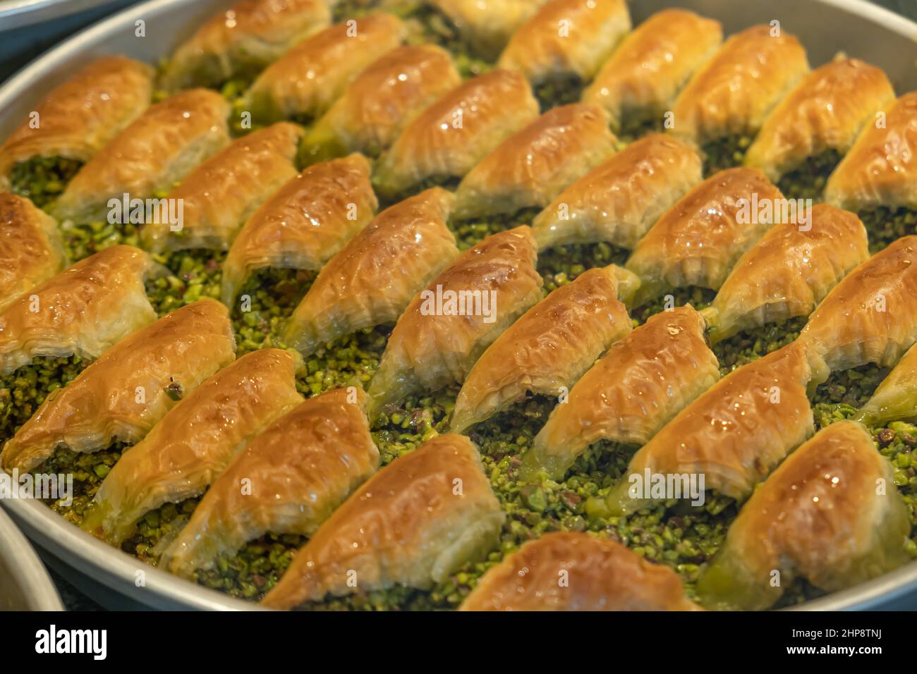 Baklava aux pistaches sur le plateau. Baklava est l'un des desserts turcs les plus populaires et traditionnels. Banque D'Images