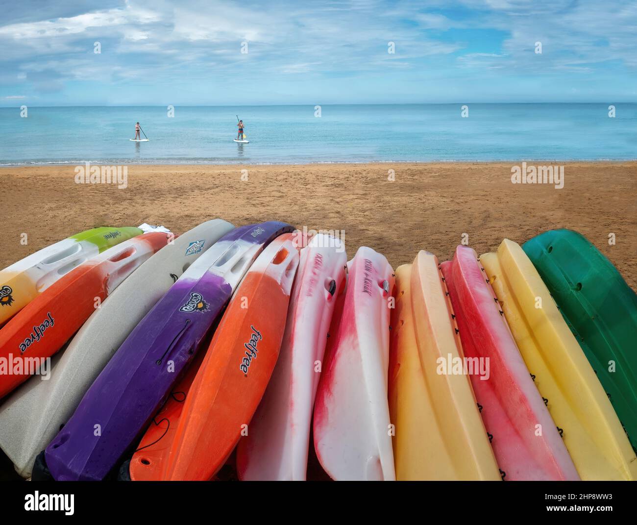 Paddle Boards et deux utilisateurs .Hawaii, The Big Island Banque D'Images