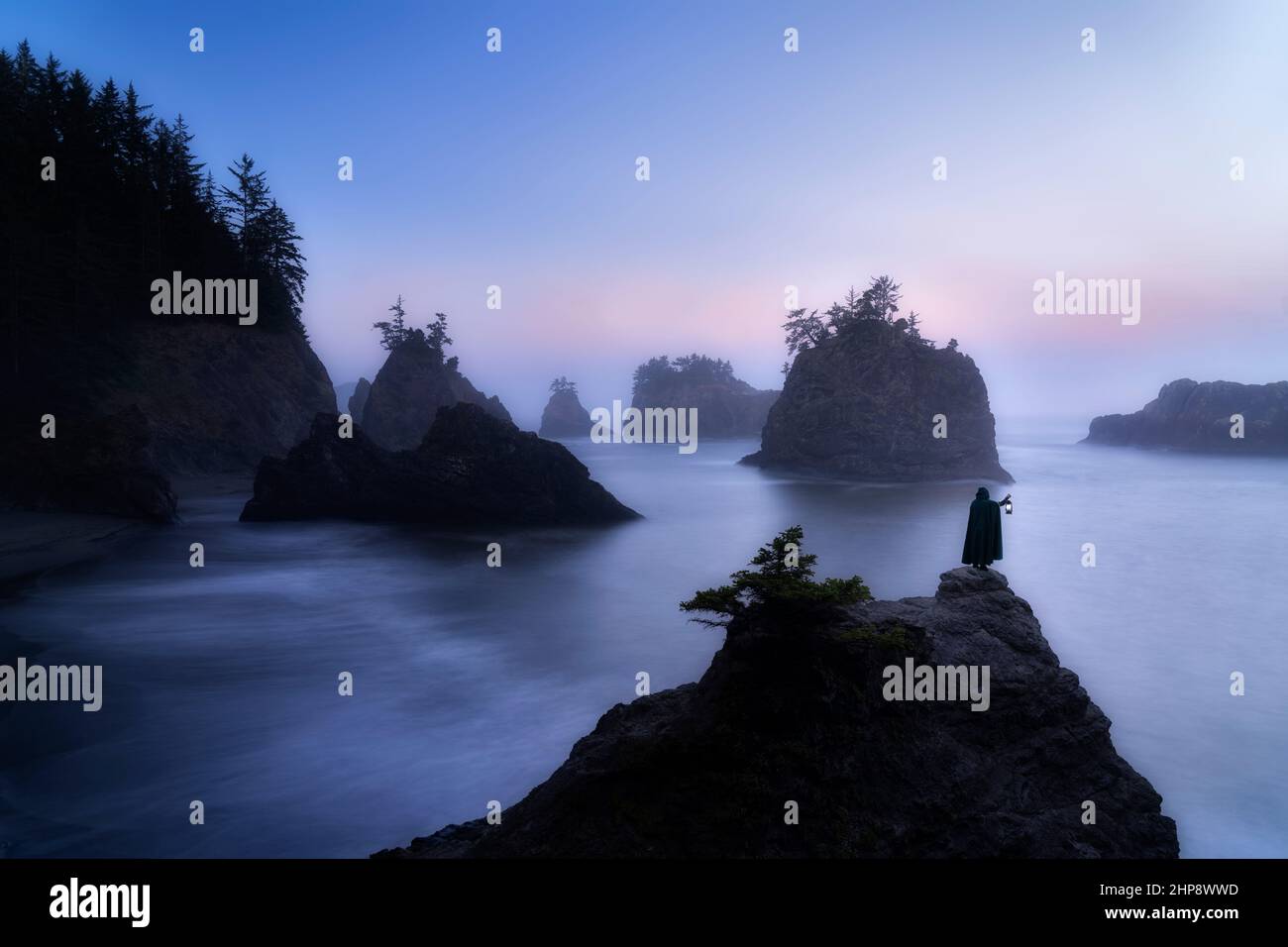 Dame avec lanterne sur le rivage rocheux. Parc national Samuel Boardman, Oregon Banque D'Images