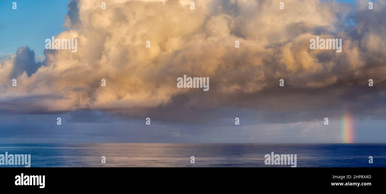 Coucher de soleil et arc-en-ciel sur l'océan. Hawaï, la Grande île Banque D'Images