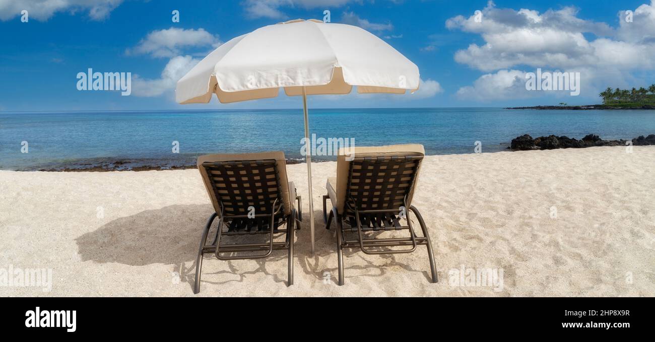 Chaises de plage et parasol sur la plage. Hawaï, la Grande île Banque D'Images