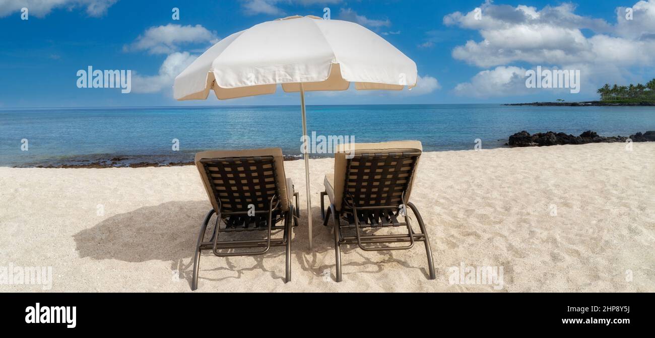 Chaises de plage et parasol sur la plage. Hawaï, la Grande île Banque D'Images