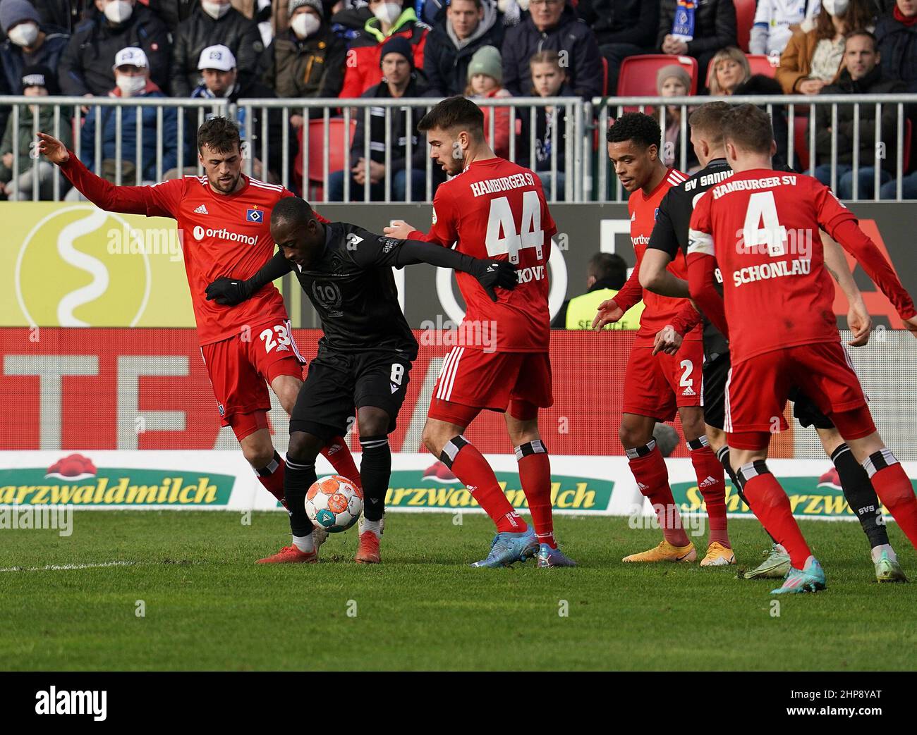 Sandhausen, Allemagne. 19th févr. 2022. 02/19/2022, BWT-Stadion am Hardtwald, Sandhausen, GER, 2nd FBL, SV Sandhausen contre HSV Hamburg Hamburg Hamburg Hamburg, DFL règlements interdisent toute utilisation de photographies comme séquences d'images et/ou quasi-vidéo. Dans l'image Jonas Meffert (Hambourg), Christian Kinsombi (Sandhausen), Mario Vuskovic (Hambourg), Jan Gyamerah (Hambourg), Janik Bachmann (Sandhausen), Sebastian Schonlau (Hambourg) Credit: dpa/Alay Live News Banque D'Images