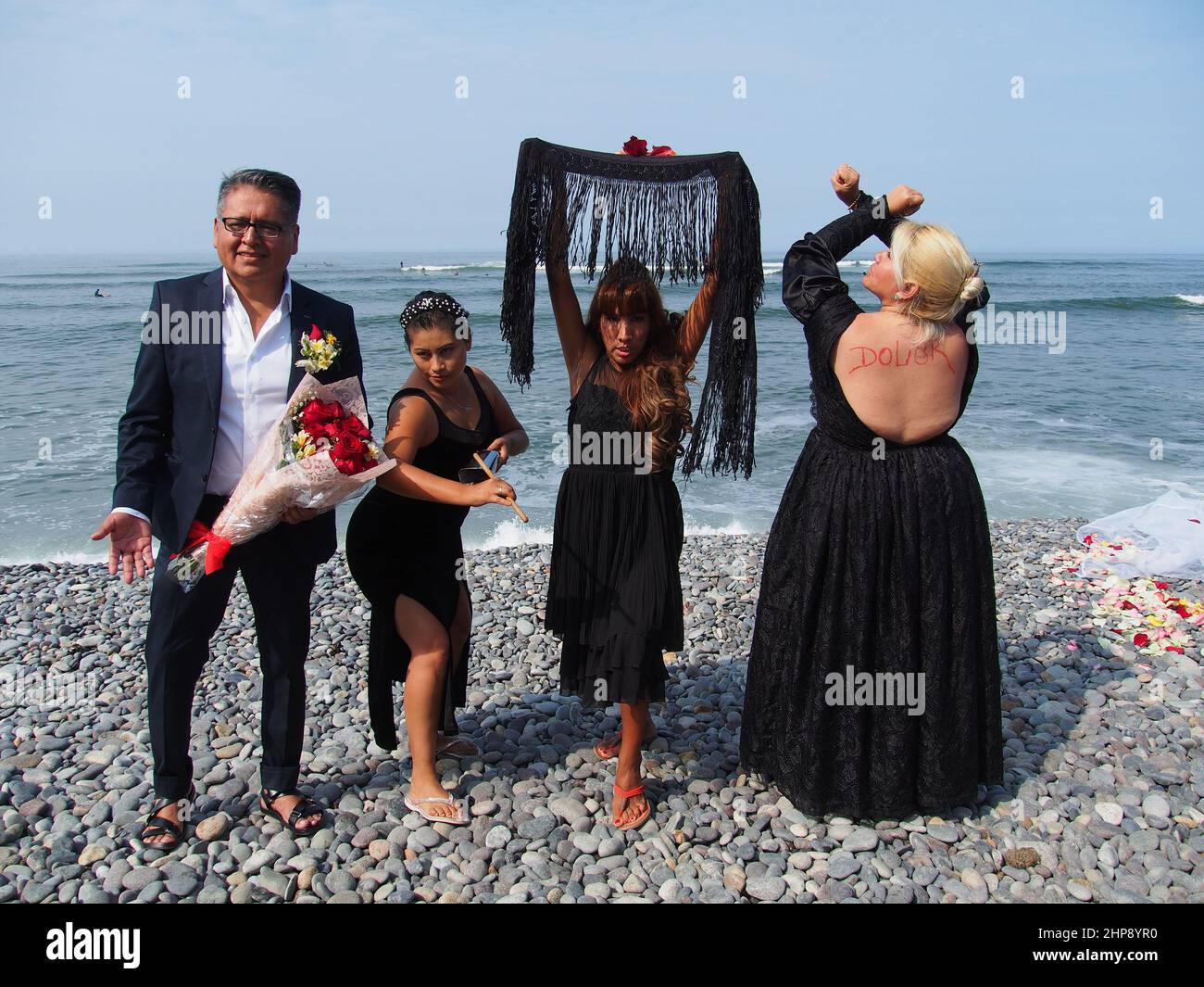 En guise de protestation contre la marée noire de Repsol qui a provoqué une catastrophe écologique sur les côtes de Lima et El Callao, un groupe de militants a organisé une cérémonie de mariage avec la mer sur la plage de Makaha à Lima. Le 15th janvier, plus de 10 000 000 barils de pétrole ont été déversés dans la mer à la raffinerie de la Pampilla exploitée par Repsol, une compagnie pétrolière espagnole, qui a produit l'une des plus grandes catastrophes écologiques du Pérou. Banque D'Images