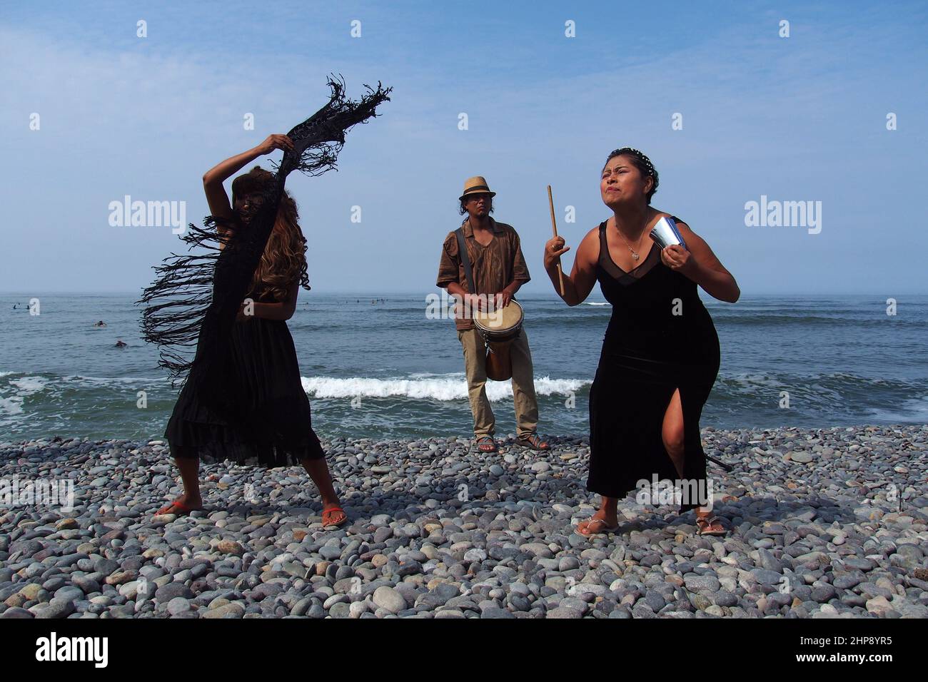 En guise de protestation contre la marée noire de Repsol qui a provoqué une catastrophe écologique sur les côtes de Lima et El Callao, un groupe de militants a organisé une cérémonie de mariage avec la mer sur la plage de Makaha à Lima. Le 15th janvier, plus de 10 000 000 barils de pétrole ont été déversés dans la mer à la raffinerie de la Pampilla exploitée par Repsol, une compagnie pétrolière espagnole, qui a produit l'une des plus grandes catastrophes écologiques du Pérou. Banque D'Images