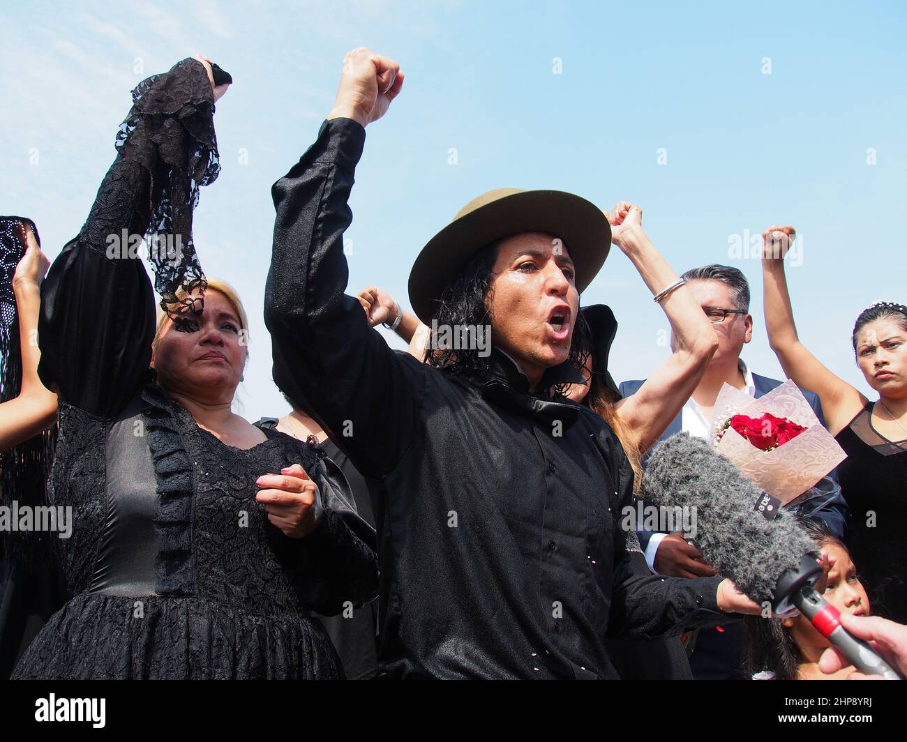 Richard Torres (C) démontre quand, comme une action de protestation contre la marée noire de Repsol qui a causé une catastrophe écologique sur les côtes de Lima et El Callao, un groupe d'activistes a effectué une cérémonie de mariage avec la mer sur la plage de Makaha à Lima. Le 15th janvier, plus de 10 000 000 barils de pétrole ont été déversés dans la mer à la raffinerie de la Pampilla exploitée par Repsol, une compagnie pétrolière espagnole, qui a produit l'une des plus grandes catastrophes écologiques du Pérou. Banque D'Images