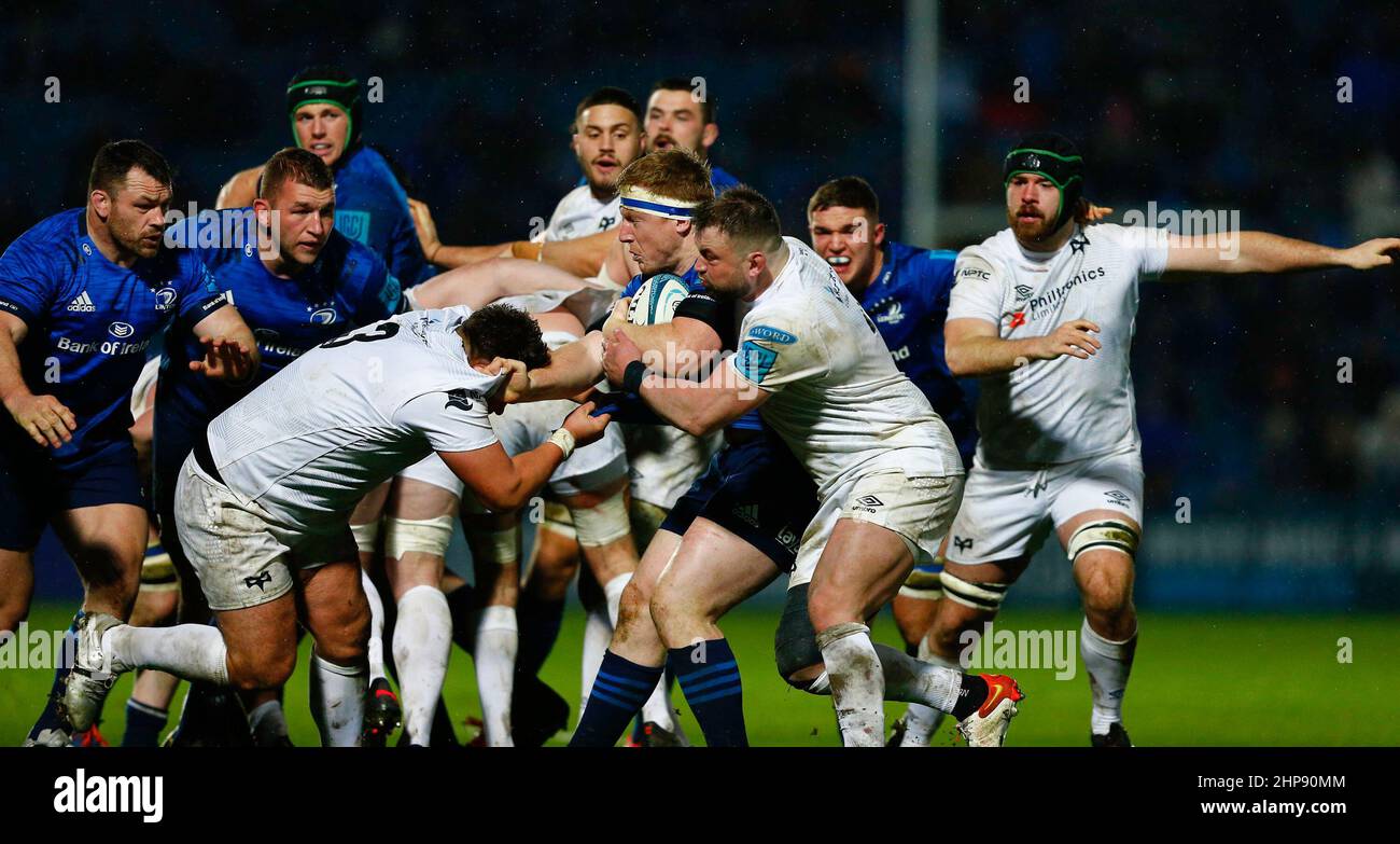 19th février 2022 ; RDS Stadium, Leinster, Irlande: United Rugby Championships, Leinster versus Ospreys: James Tracy of Leinster est attaqué par Sam Parry et Tom Botha de Ospreys Banque D'Images
