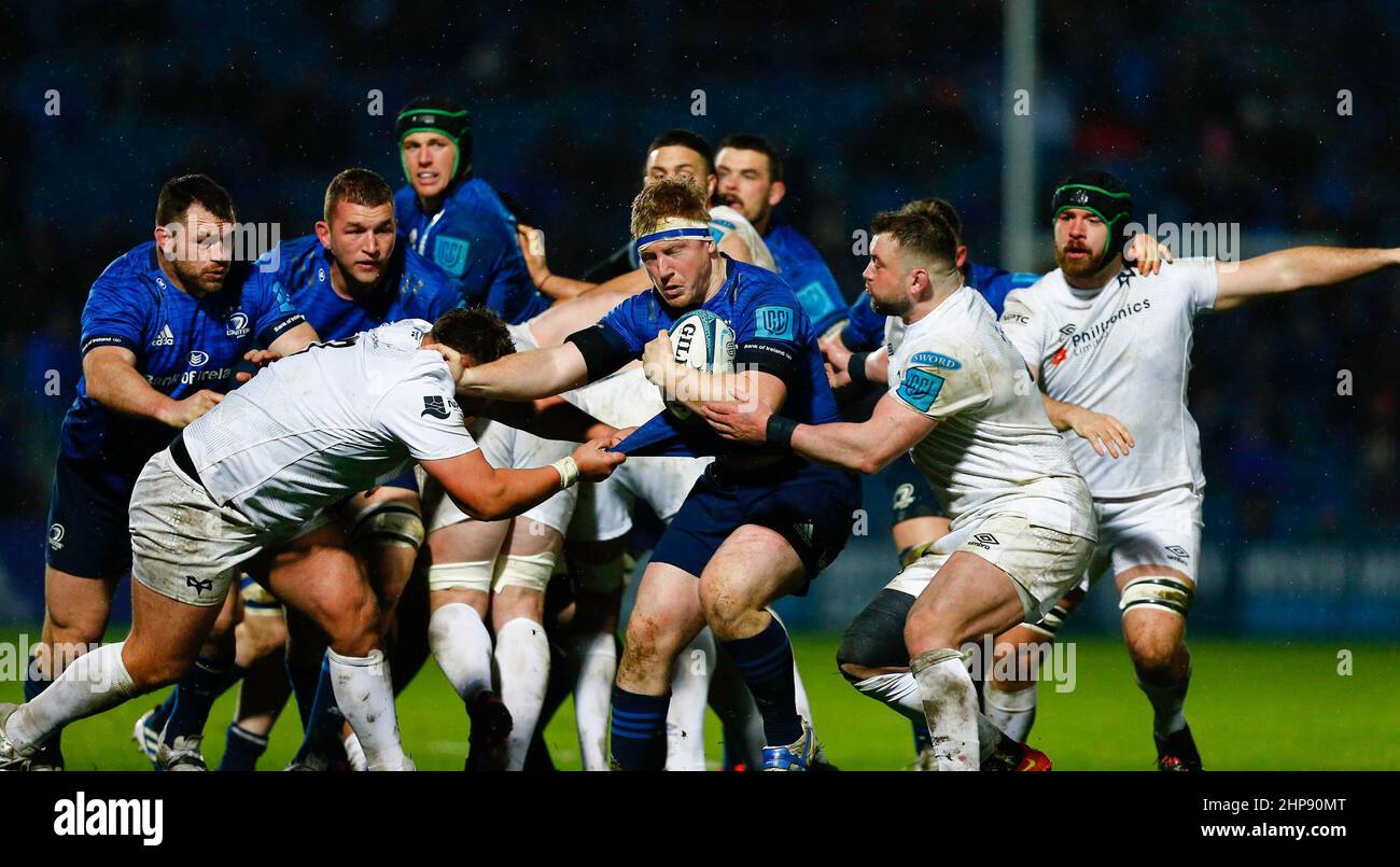 19th février 2022 ; RDS Stadium, Leinster, Irlande: United Rugby Championships, Leinster versus Ospreys: James Tracy of Leinster est attaqué par Sam Parry et Tom Botha de Ospreys Banque D'Images
