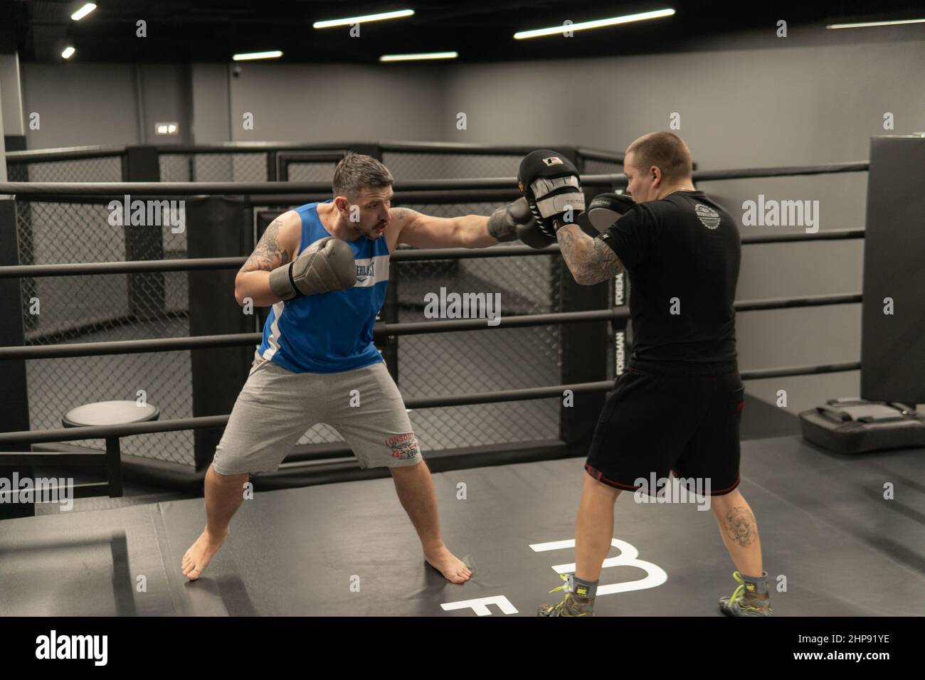 RUSSIE, MOSCOU - 14 FÉVR. 2022: Boxe entraînement gym jeunes gants, de fitness boxer en athlète de solide homme, beau fond. Vêtements de sport Banque D'Images