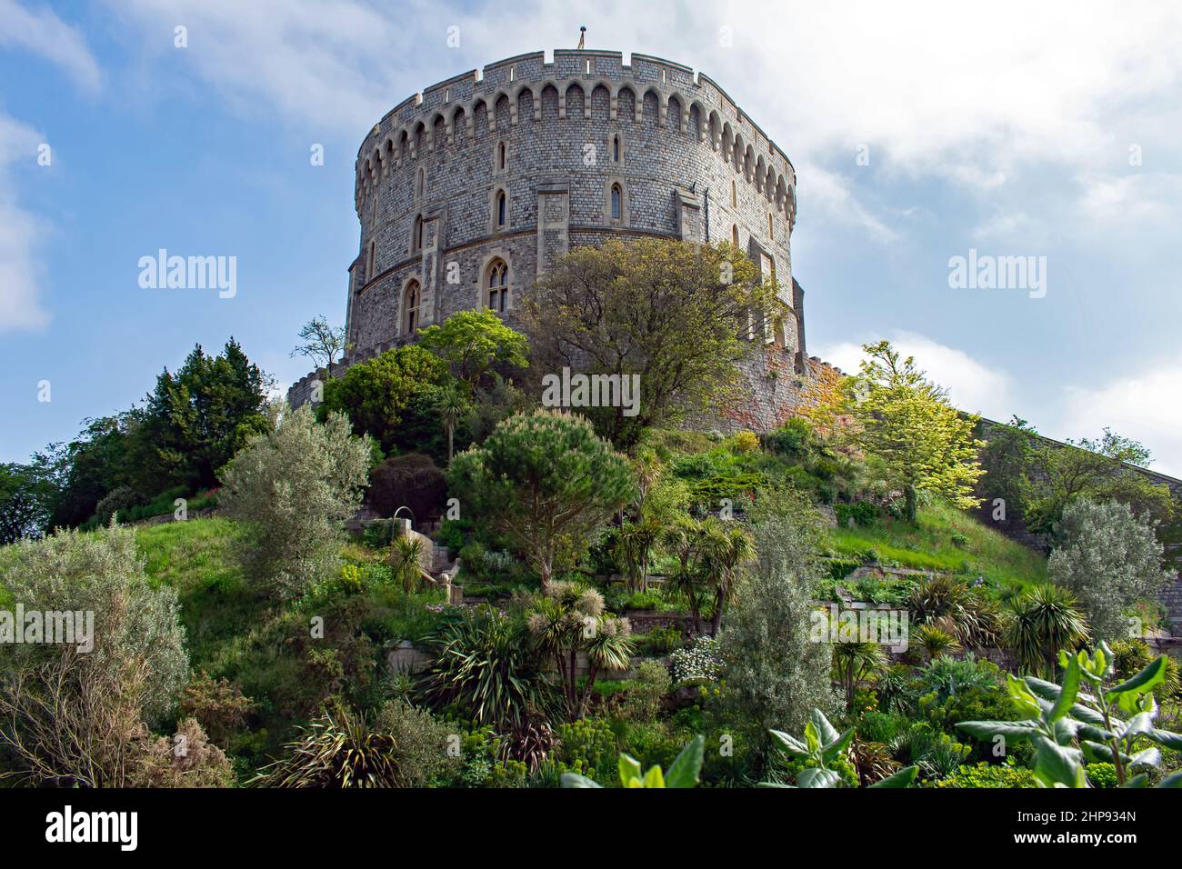 La tour ronde du château de Windsor située dans le quartier central de Windsor, Berkshire, Angleterre. Prise de vue le jour ensoleillé de l'été. Banque D'Images