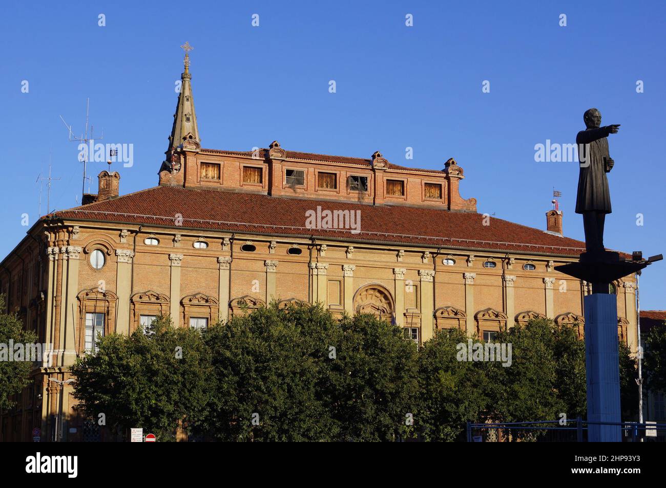 Alessandria, Piémont (Italie) : vue sur le palais de Ghilini et la statue d'Urbano Rattazzi dans le centre-ville Banque D'Images