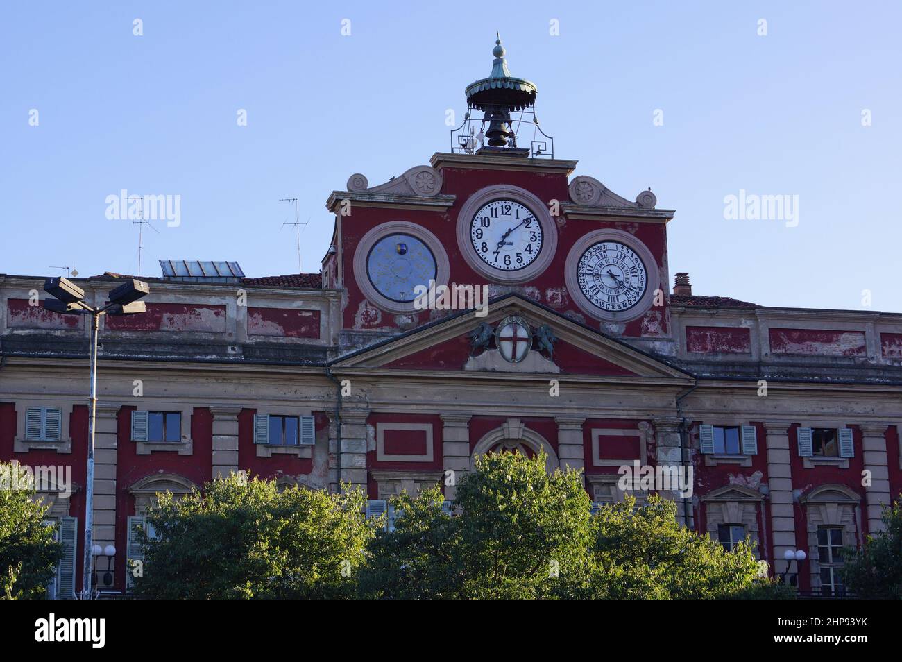 Alessandria, Piémont (Italie) : détail de la façade du Palazzo Comunale (hôtel de ville) dans le centre-ville Banque D'Images