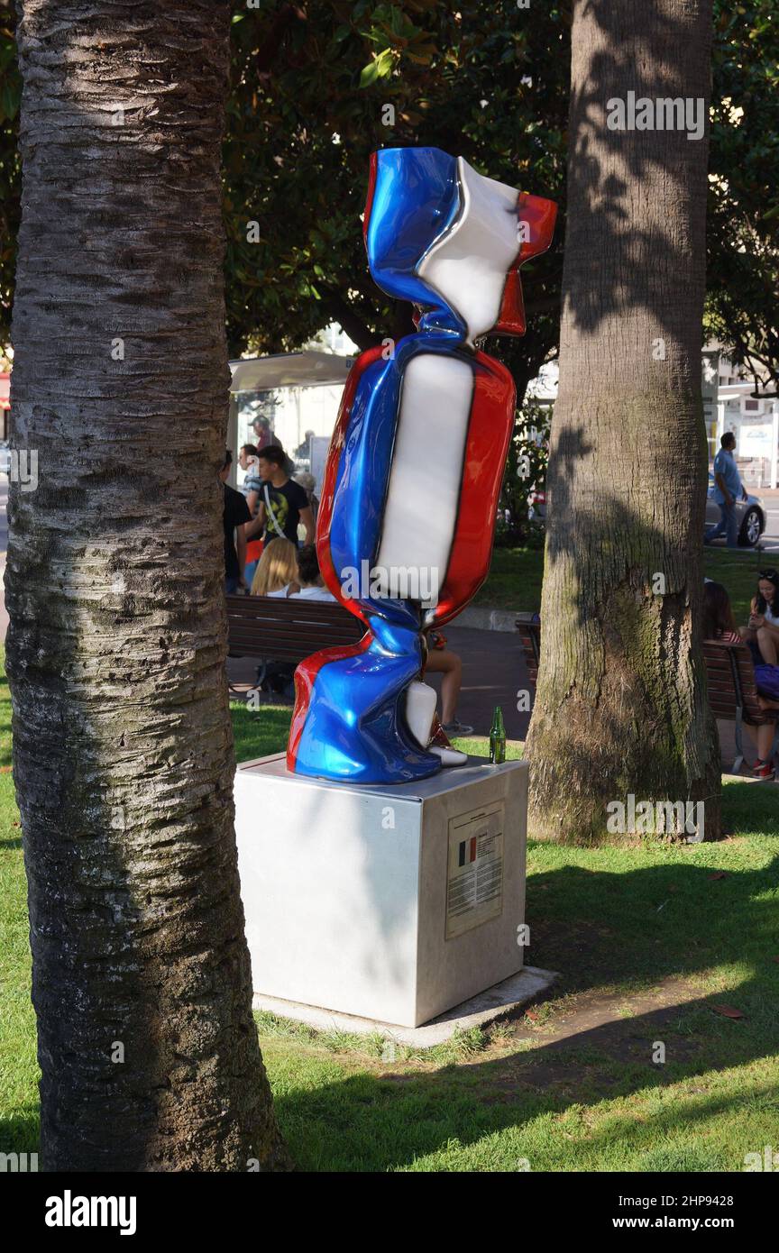 Cannes, France sculpture de Bonbon drapeau France par l'artiste Laurence Jenkell Banque D'Images