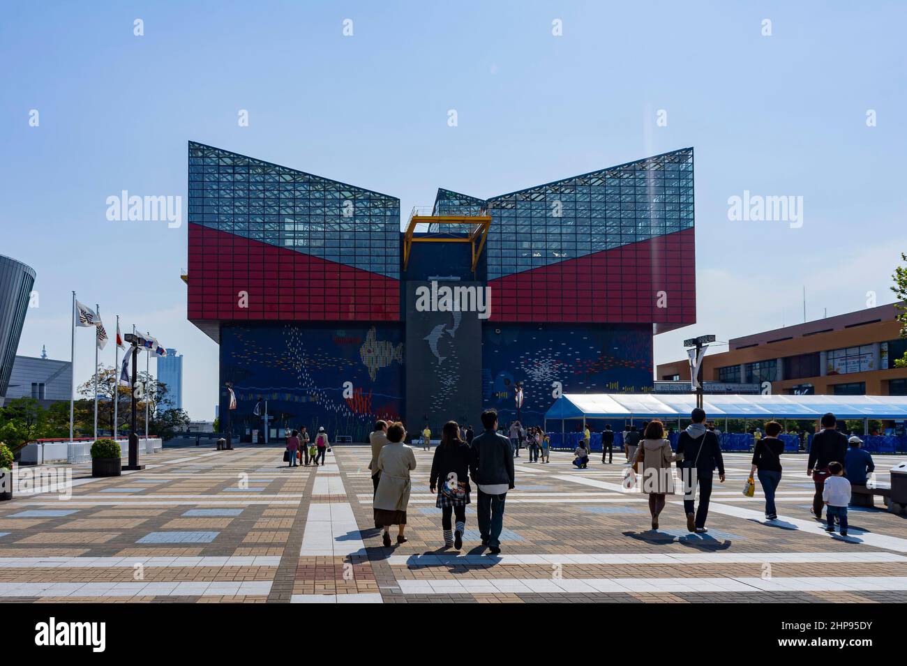 Osaka, APR 29 2011 - vue extérieure ensoleillée de l'aquarium d'Osaka Kaiyukan Banque D'Images