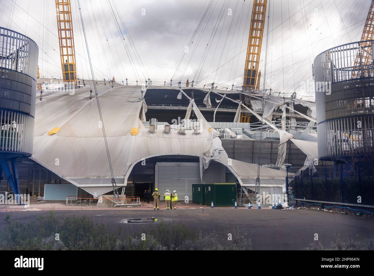 18/02/2022. Londres, Royaume-Uni. Le complexe O2 Entertainment.Leisure de Greenwich a été endommagé par les vents forts de LA TEMPÊTE EUNICE. Le bureau MET a émis un avertissement rouge pour le sud-ouest de l'Angleterre, conseillant aux gens de rester à l'intérieur. Banque D'Images