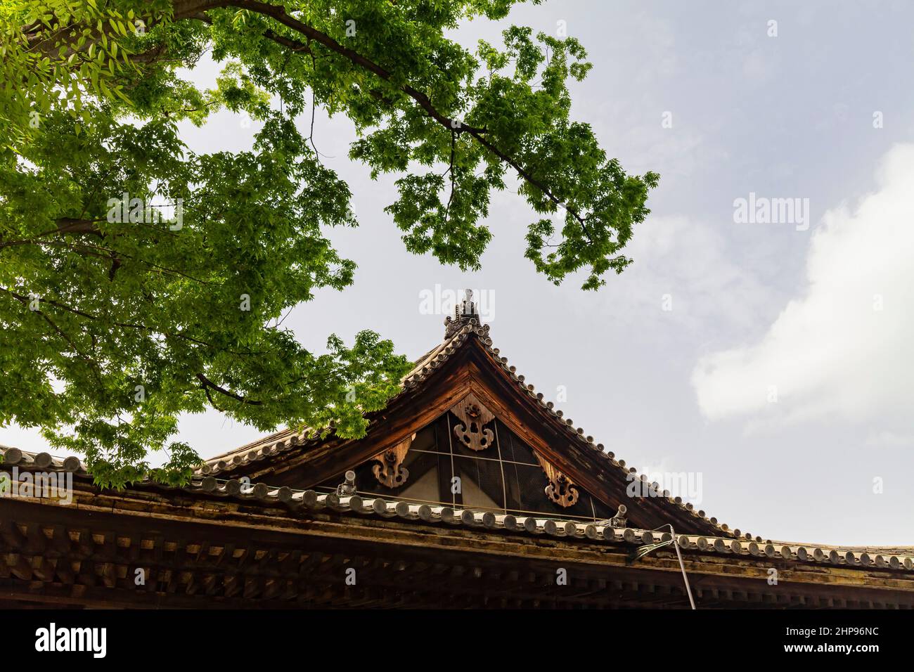 Vue extérieure ensoleillée du célèbre temple Sanjusangen-do de Kyoto, Japon Banque D'Images