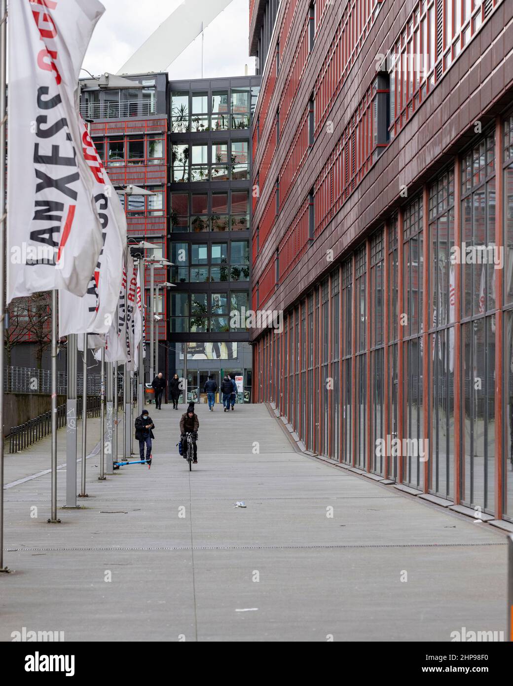 Les gens en face de la nouvelle mairie de Cologne dans le quartier Deutz Banque D'Images